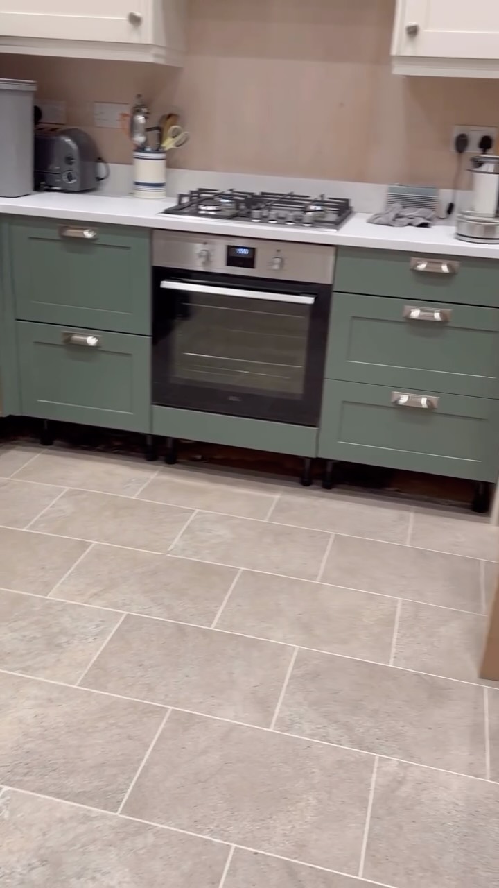 Last job done for Christmas. Fitting @karndean_uk knight tile Portland Stone tiles in brickbond with Chalk Design strips. It really complemented this fantastic @craigprobertkitchens kitchen ππ»ππ»
#manchesterfloorlayers #manchesterhomerenovation #manchesterlvtfloor #karndeandesign #manchesterkitchenfitter