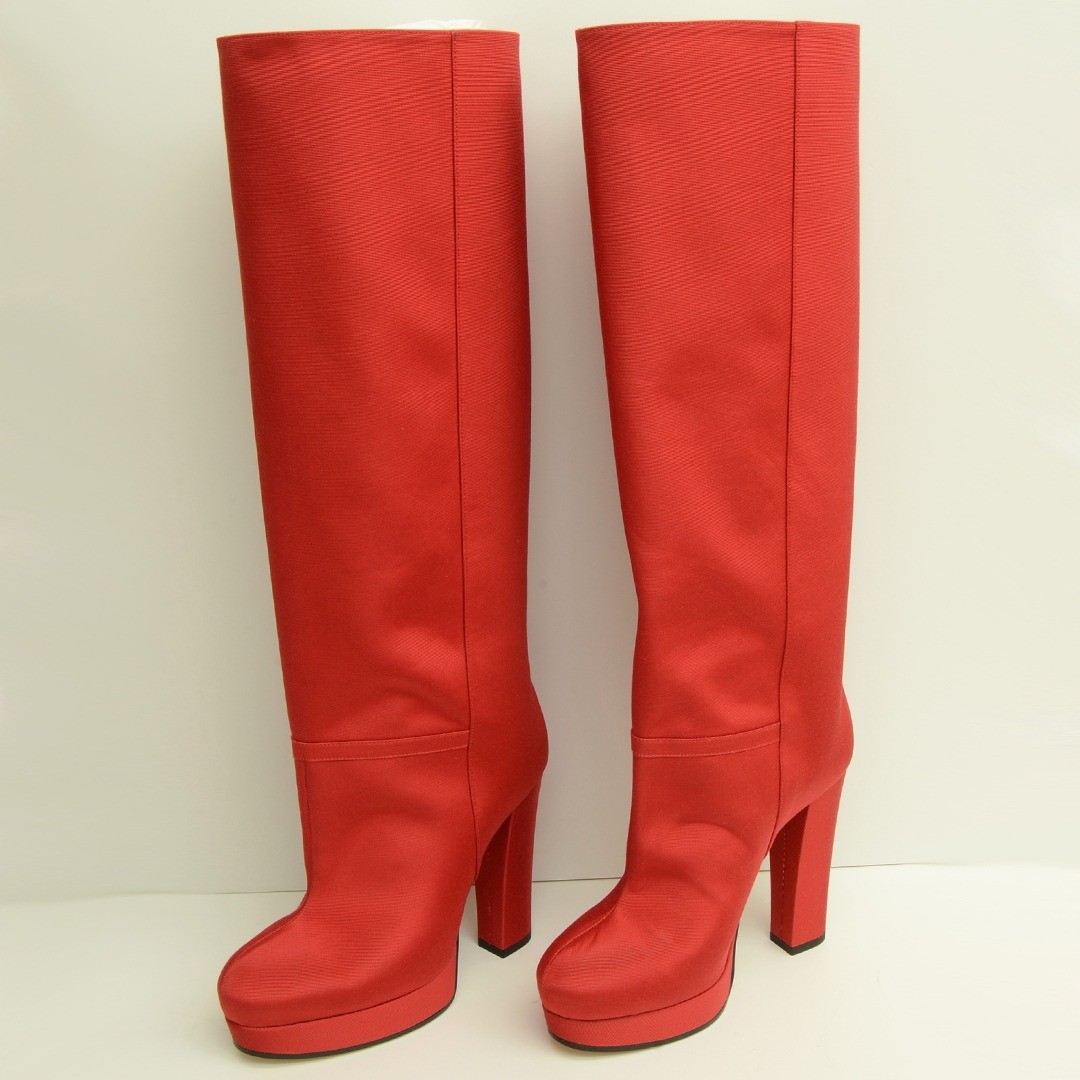 Not quite over-the-knee like yesterday, but another pair of red knee-high boots to consider for your next event.
#designer #fashion #authentic #secondhand #secondhandfashion #gucci #red #shoes #clothing #kneehighboots #kneehigh #footwear #boots