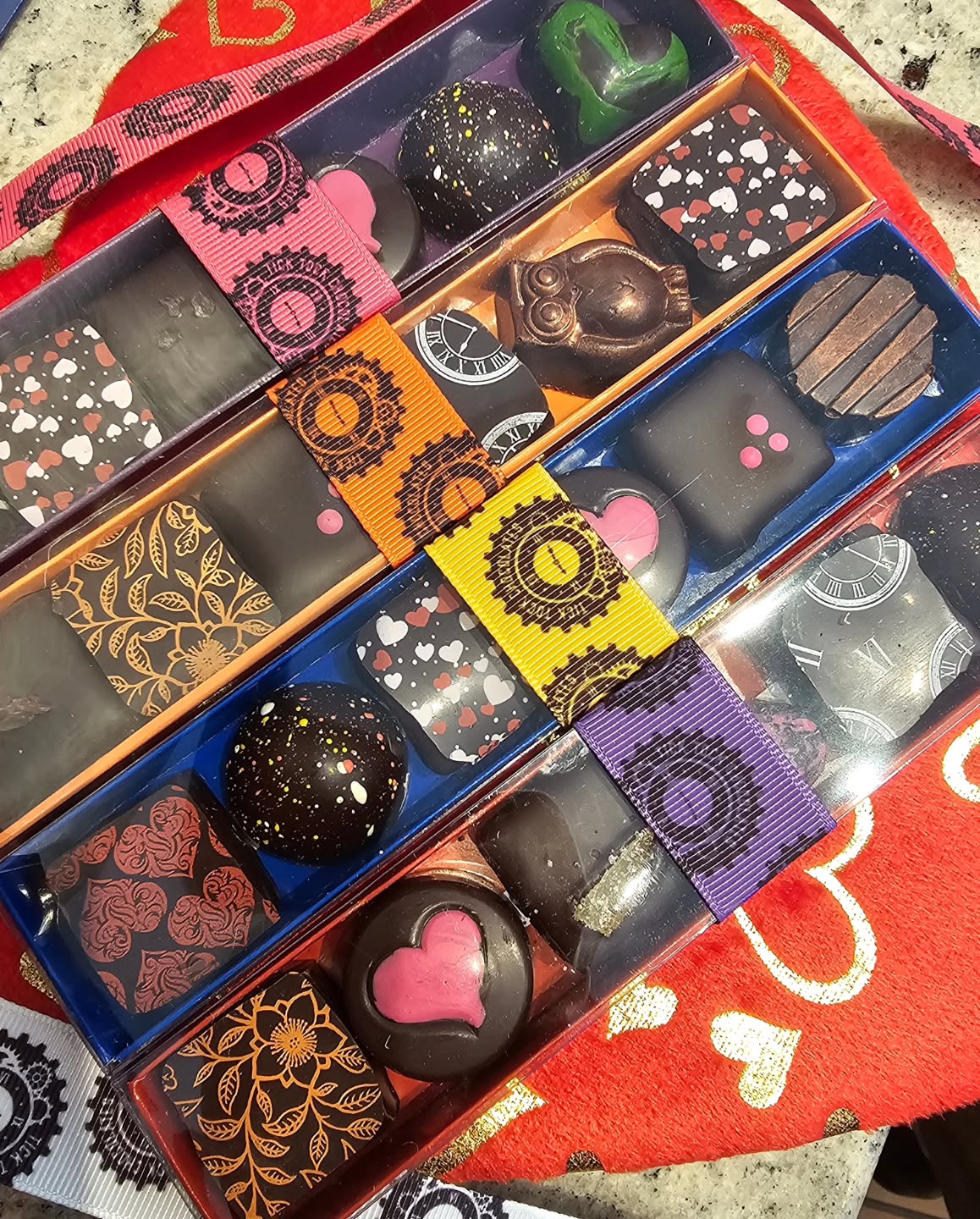 Lots of chocolates available for your Valetine including these 6 piece ready to go boxes in a variety of colors.
We also still have some large and small heart boxes or you can choose your own from our full display case.
#chocolate #Valentines #love