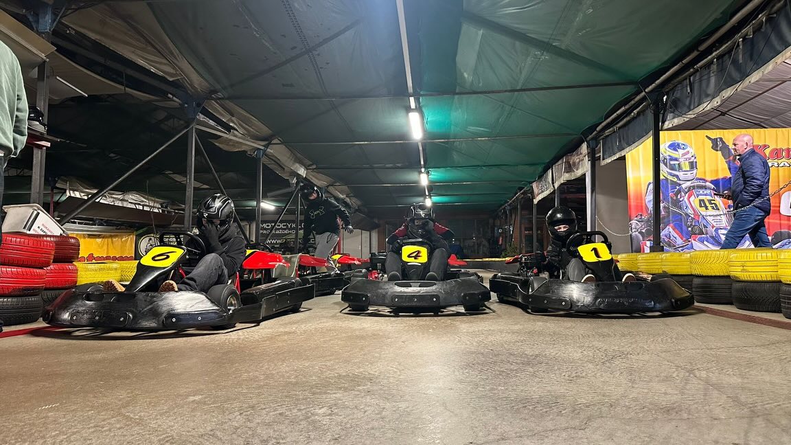 Kluci z #iuridica připravili pro U14 speciální trénink rychlosti 😉 #cartcentrumradotin #formula #rugbylife