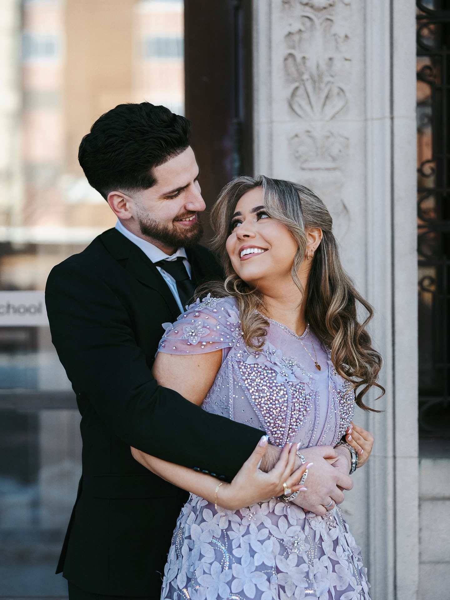 Snowy downtown Windsor sessions just hit different 🤍❄️
Engagement photos that feel cinematic, romantic, and real, even in the middle of Winter🥶
If you’re dreaming of engagement photography in Windsor, winter couples photos, or documentary-style wedding photography that feels effortless, emotional, and timeless this is your sign. 👀
Whether it’s an engagement shoot, proposal photos, or wedding portraits, I’m all about capturing genuine moments, movement, and connection (not stiff posing)!!
Downtown Windsor is such an underrated location for urban engagement photos, especially in the snow. Cold hands, warm love, and photos that feel like a movie scene ✨
📍 Windsor, Ontario
📸 Wedding & Engagement Photographer