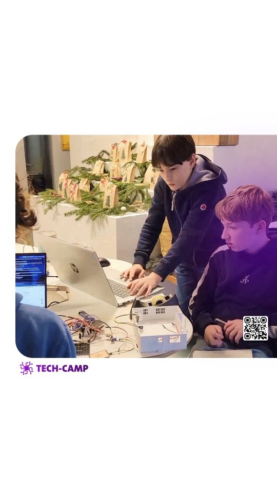 Das Team richtet das SmartHome ein, pflegt die Datenbank und testet die letzten Abläufe vor der Präsentation. Struktur rein, Bugs raus, Demo ready.
#SmartHome #IoT #Projektarbeit #Teamwork #Zeitmanagement