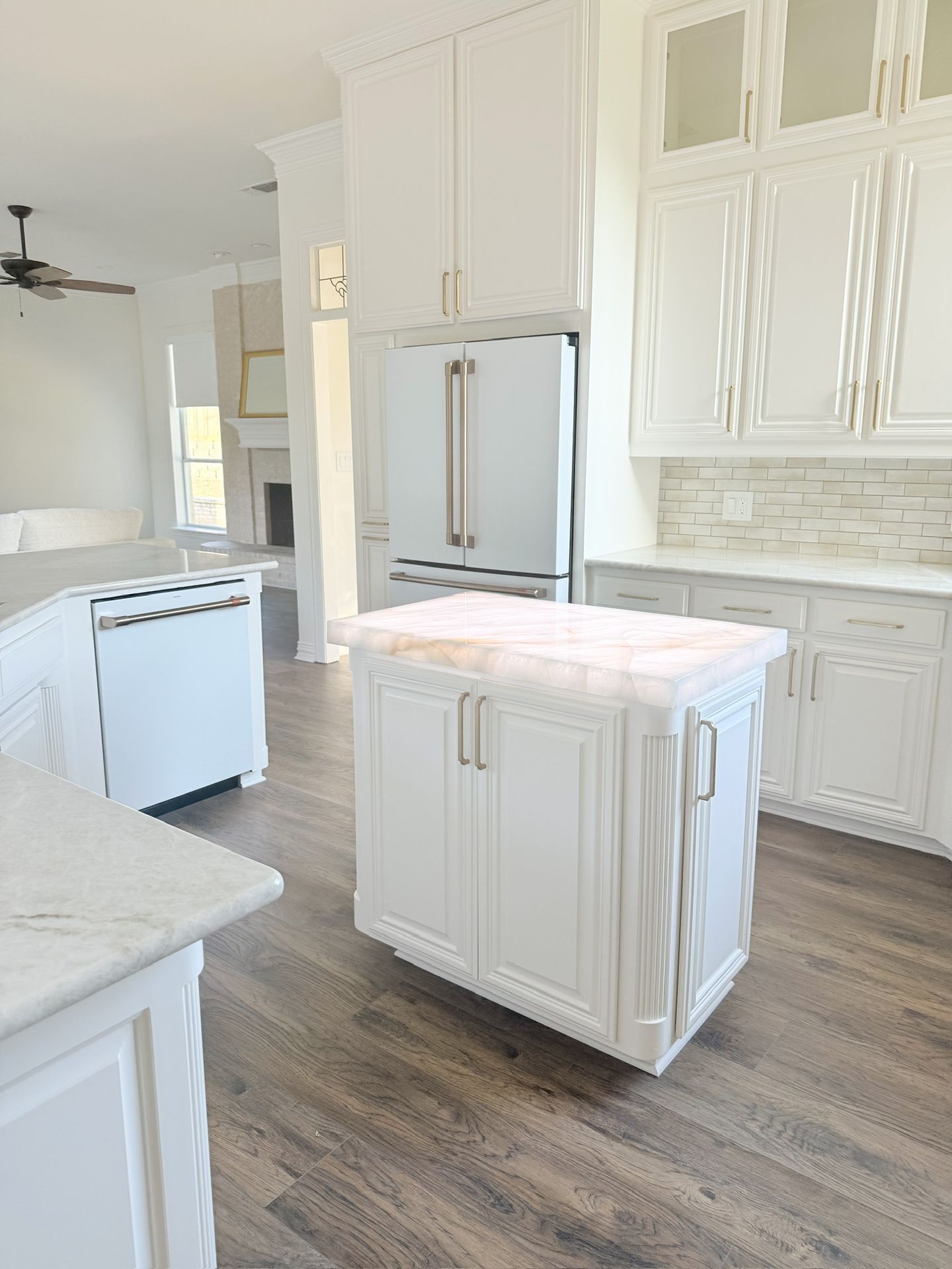 A kitchen built for gathering, cooking, and making memories. This remodel brought new life into the space with modern finishes and thoughtful design in every detail. 🏡✨
#tiffanyyoungandcrew #kitchenremodel #dfwhomeremodel
