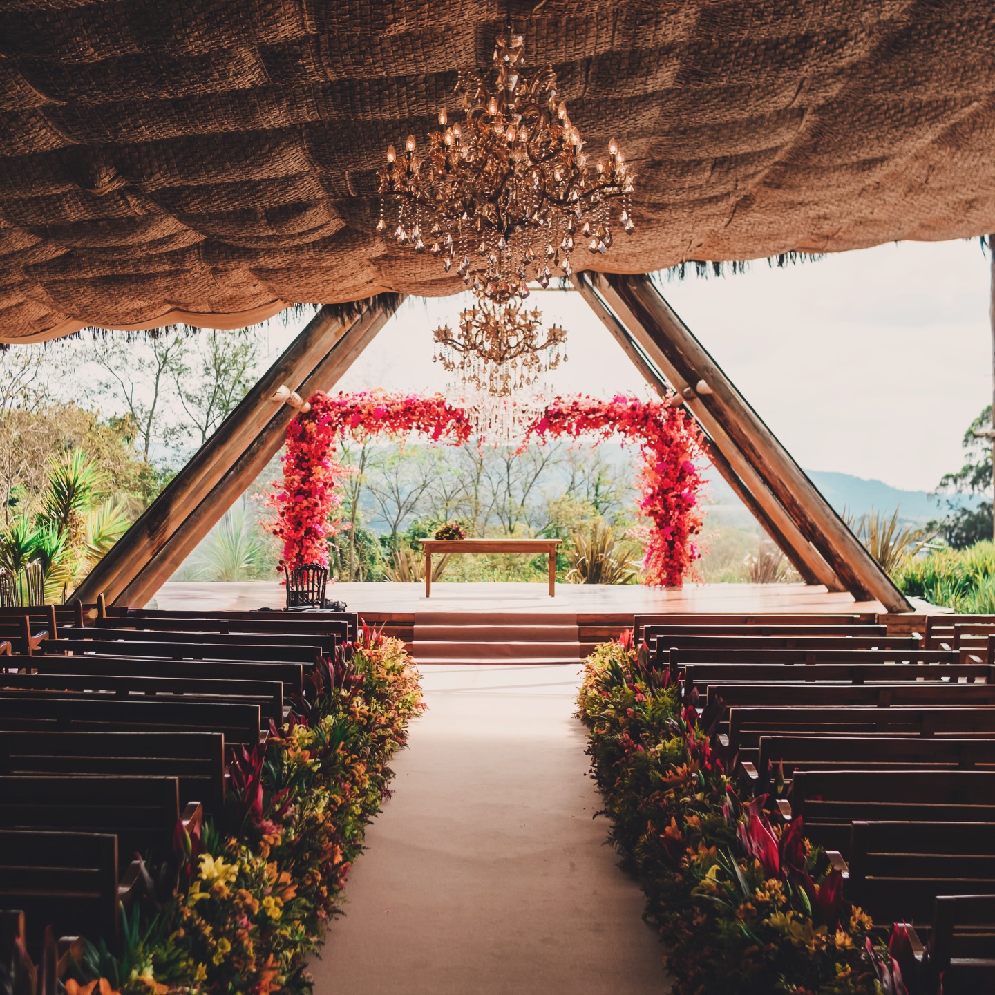 Cerimônia Juliana e Vitor | Quinta da Cantareira Cerimônia na Capela de Vidro |
Cerimônia na Capela de Vidro do Quinta da Cantareira, unindo elegância e natureza com vista para a Serra da Cantareira. A paleta intensa escolhida pela Ju trouxe personalidade ao altar, com flores diferentes e exuberantes contrastando com os lustres clássicos que valorizaram ainda mais o espaço.
Casamento na Capela de Vidro do Quinta da Cantareira, decoração floral vibrante, cerimônia sofisticada em Mairiporã. Um pôr do sol perfeito pra eles 🧡
@juliana.gorgone @vitorberthequine
@quintadacantareira
@aoseuladoassessoria
Fotos incríveis @orlandosoaresfotografia
@bandamenegato
@reverendootavio