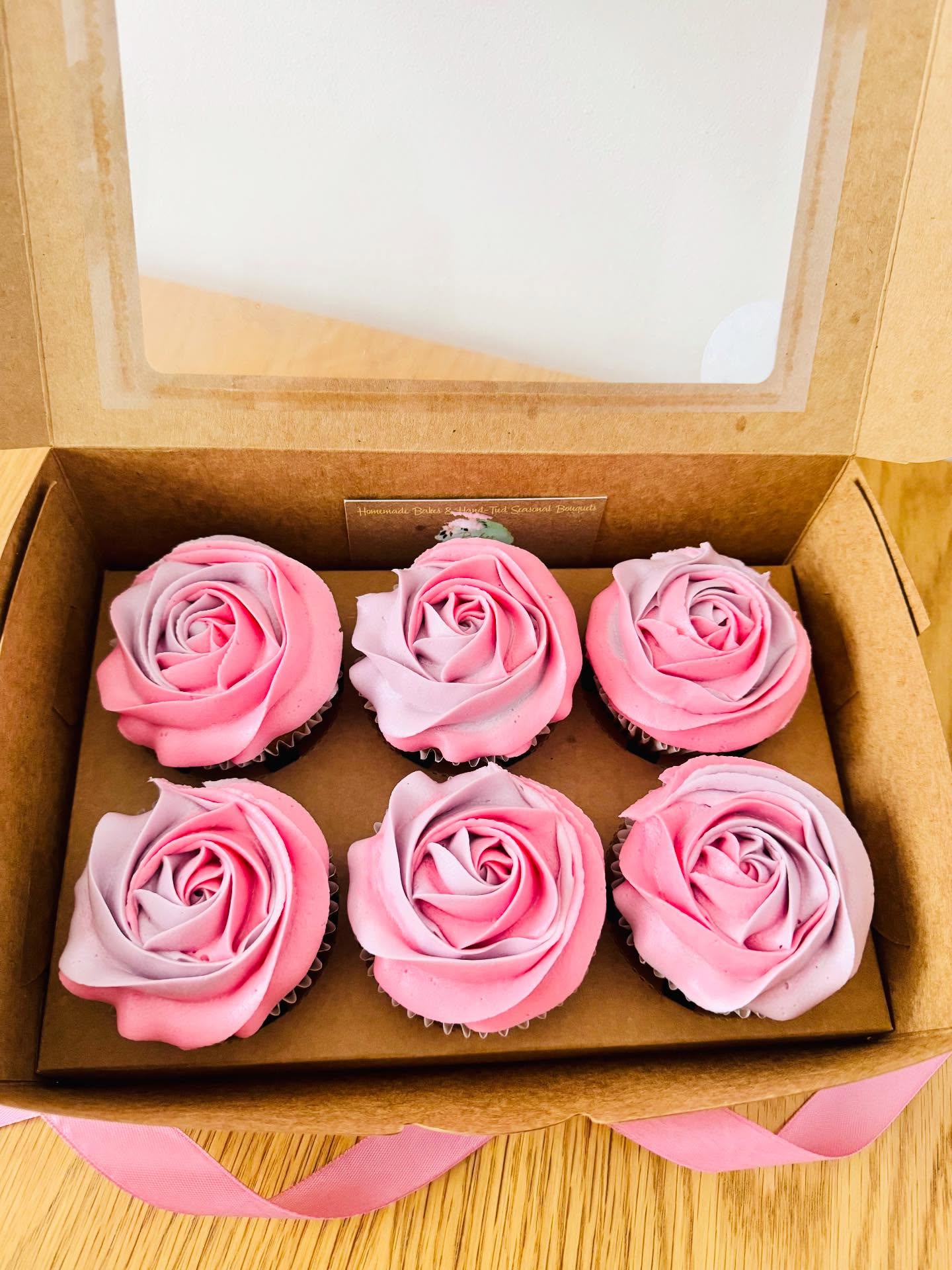 𝑻𝒉𝒆 𝒄𝒍𝒂𝒔𝒔𝒊𝒄 𝒓𝒐𝒔𝒆𝒕𝒕𝒆 💕
Cupcakes for every occasion ✨. Soft rosette swirls finished in a two-tone colour palette.
🧁 Vegan coffee & walnut and vanilla & strawberry
#VeganCupcakes #CupcakesOfInstagram #ButtercreamCupcakes #InstaBakes #CustomCakes