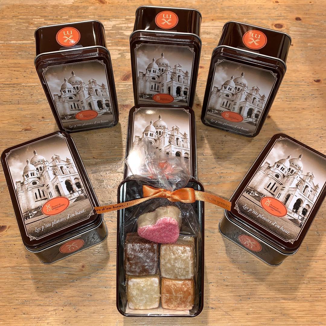 🇫🇷 Nos fameuses boites Montmartre avec nos délicieux moelleux..! 🤩
.
.
🇬🇧 Our famous Montmartre boxes with our delicious marzipan cake..! 🤩
.
.
#biscuiteriedemontmartre#montmartre#paris#sweet#cake#homemade#pastry#love#yummy#photography#like#follow