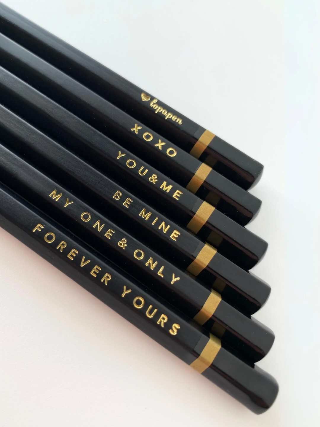 ✨O’nun aşkıyla atan romantik kalpler için tasarladık❤️🔥
En sevdiğinizin adının baş harflerinin altın yaldızlar ile işlendiği monogram mumlarımızı, kağıt ürünlerimizi ve yazı yazma gereçlerimizi keşfedin.
Hepsi ve çok daha fazlası www.lopapen.com’da🎈
#Lopapen #KişiselleştirilebilirHediye #Defter #Kalem #Ajanda