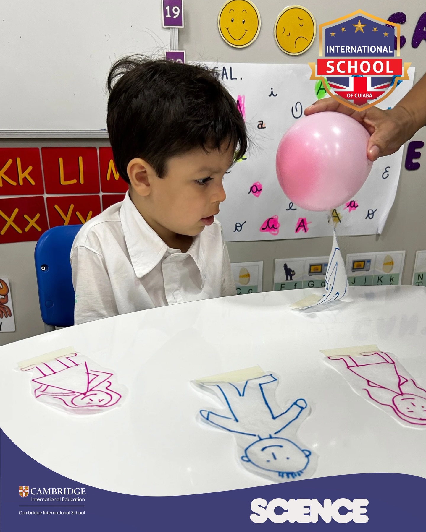 At International School of Cuiabá, Science comes to life through hands-on learning. In a practical activity on static electricity, students explored how a balloon can attract strands of hair, turning curiosity into scientific understanding. Through investigation and experimentation, we foster critical thinking and a deeper understanding of the world around us.
.
International School of Cuiabá, a aprendizagem em Ciências ganha vida por meio da experimentação. Em uma atividade prática sobre eletricidade estática, nossos alunos exploraram como um balão pode atrair fios de cabelo, transformando curiosidade em conhecimento científico. Assim, incentivamos a investigação, o pensamento crítico e a compreensão dos fenômenos que explicam o mundo ao nosso redor.