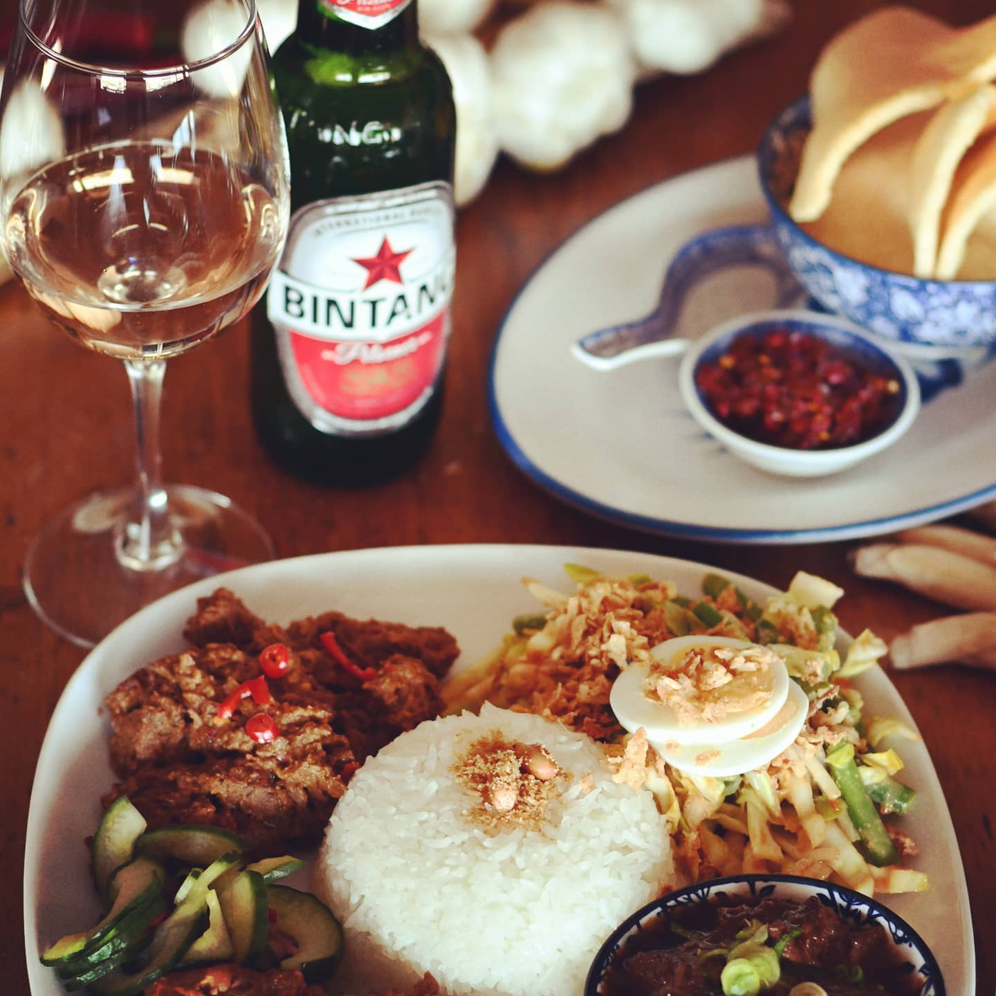 Ons Indisch bordje is heerlijk met een Verdejo wijntje🥂 of een Bintang biertje🍺! En daarnaast natuurlijk niet te missen; de huisgemaakte Sambal en garnalenkroepoek🍤🍯🌶🍚