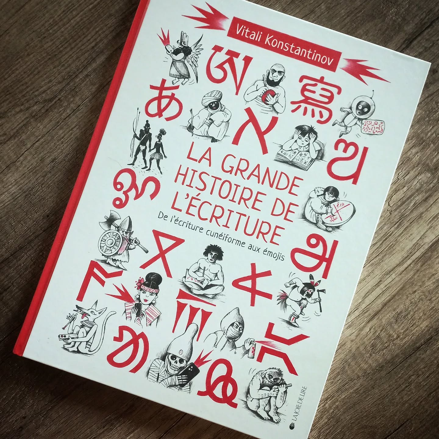 Des premières écritures apparues il y a plus de 5 000 ans jusqu’aux émojis, ce superbe ouvrage retrace avec clarté et humour l’histoire de l’une des plus grandes inventions de l’humanité.
Un voyage richement illustré à travers les glyphes, les signes, les lettres, les alphabets et les différents systèmes d’écriture.
Merci @vitali_konstantinov pour ce remarquable travail, qui nourrit directement notre atelier pédagogique consacré à la naissance de l’écriture dans l’Antiquité et à son évolution au fil des siècles.
👉 https://link.amazon/B01iiUh6d
#HistoireDeLEcriture #Ecriture #EcritureCuneiforme #Alphabet #Antiquite #HistoireAntique #AtelierPedagogique #HistoireVivante #TransmissionDuSavoir #HistoryOfWriting #WritingSystems