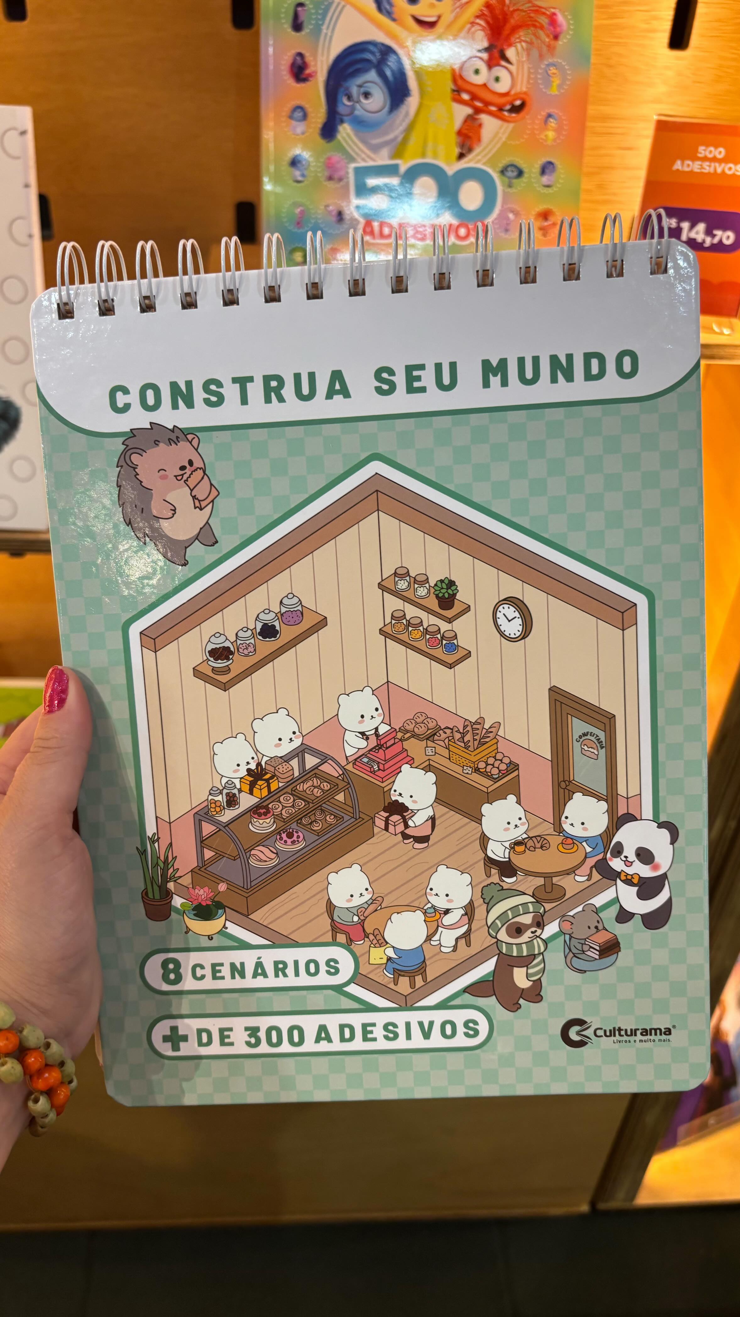 ADESIVOS 3D
Tendência internacional, os adesivos 3D estão chegando ao Brasil e a @culturamaeditora está lançando um modelo no formato de livro com capa dura.
O produto traz diversos adesivos, desenhos de cenários em branco e sugestões divertidas de montagens.