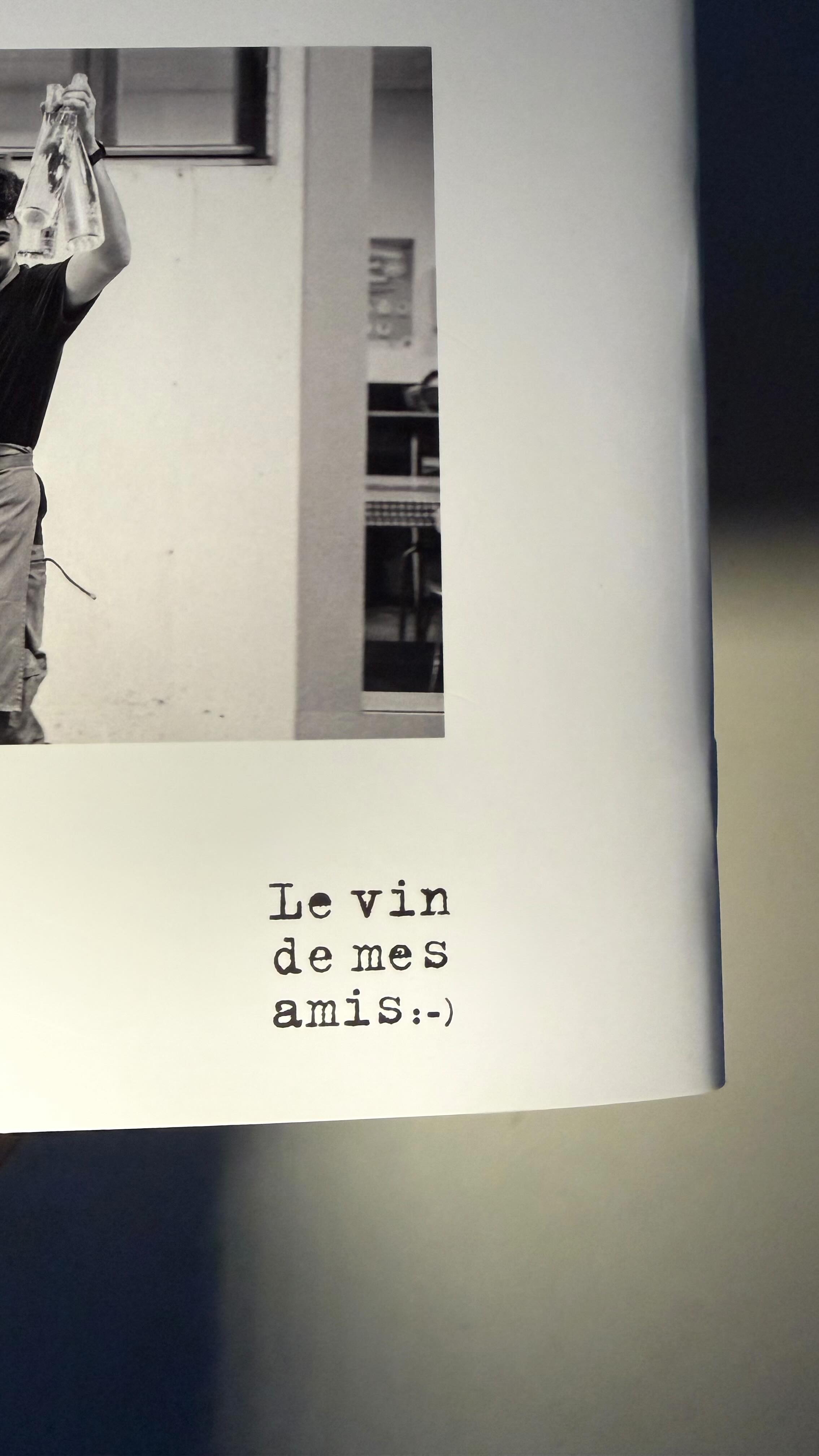 Este pasado mes de enero viajamos a Montpellier, Francia, para asistir a @levindemesamis una feria que desde 2004 reúne a vignerons y profesionales en un ambiente cercano, honesto y profundamente ligado al respeto por la tierra.
Durante dos días, de 25 al 26 de enero, fuimos en busca de vinos de mínima intervención, pequeños productores y proyectos con identidad propia. Dos días intensos de catas, conversaciones y descubrimientos que nos inspiran y nos ayudan a seguir ampliando nuestra selección.
Más de 125 vignerons compartiendo su trabajo, su filosofía y su forma de entender el vino. Seguimos explorando para traer siempre lo mejor 🍇