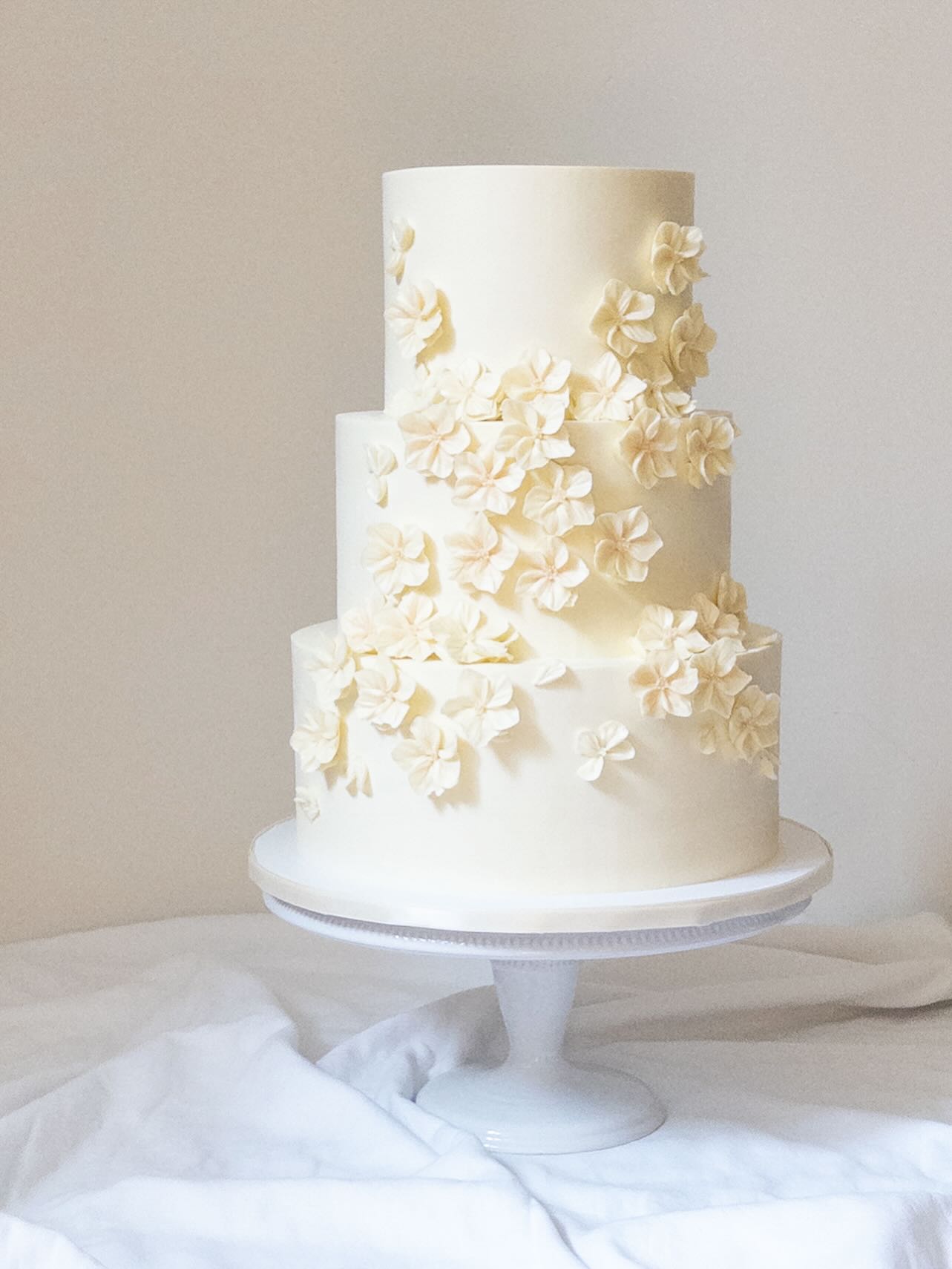 Elegant and classy piped buttercream flowers for S & Z 🤍
#paletteandpetalcakes #torontoweddings #torontocakes #weddingcake #weddingcakeinspiration
