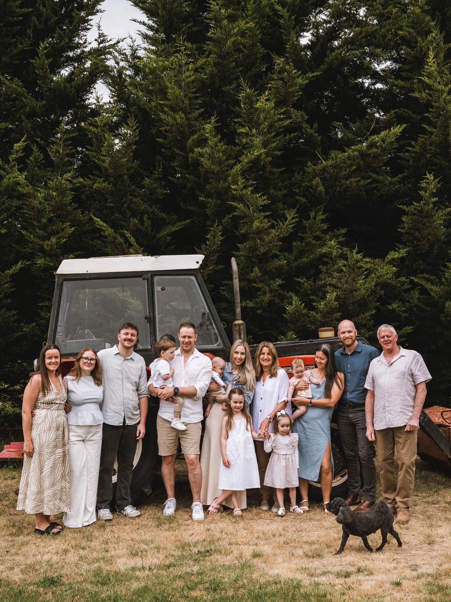 Getting the whole family together for a photoshoot is never an easy task, but to capture this moment in time with everyone in one place is truly special 🙌
What better place to photograph than out on the family farm 🚜