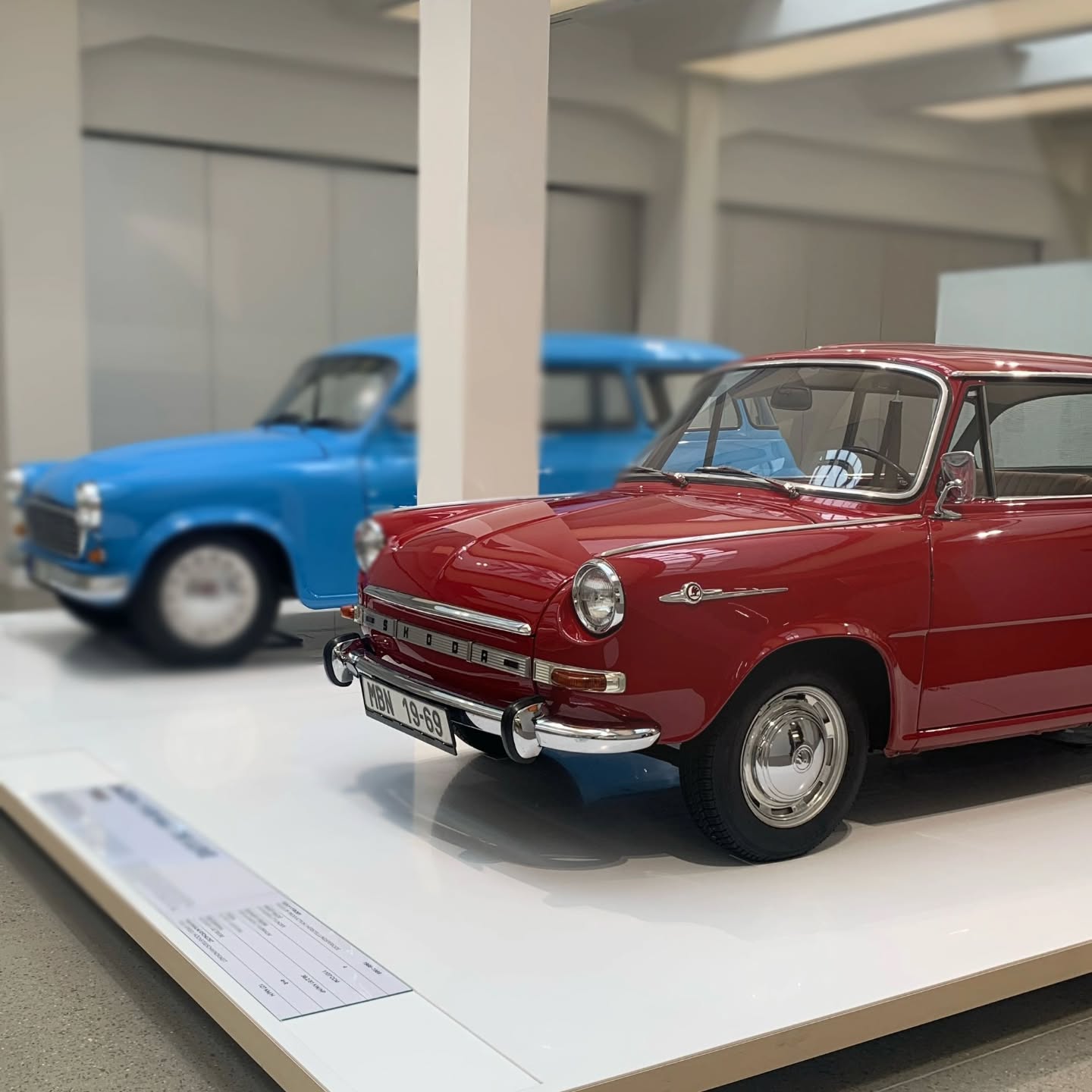 Schüleraustausch Tag 4 - Besuch in der Autofabrik Škoda! 🚗🏁
Wir besuchten das Firmenhaus um mehr über das Unternehmen und die Geschichte von Škoda zu lernen. In den Produktionshallen konnten wir sehen, wie die Autos zusammengebaut werden. Jede Minute wird dort ein Škoda Auto fertiggestellt. Am Nachmittag ging es dann noch zum Bowling 🎳