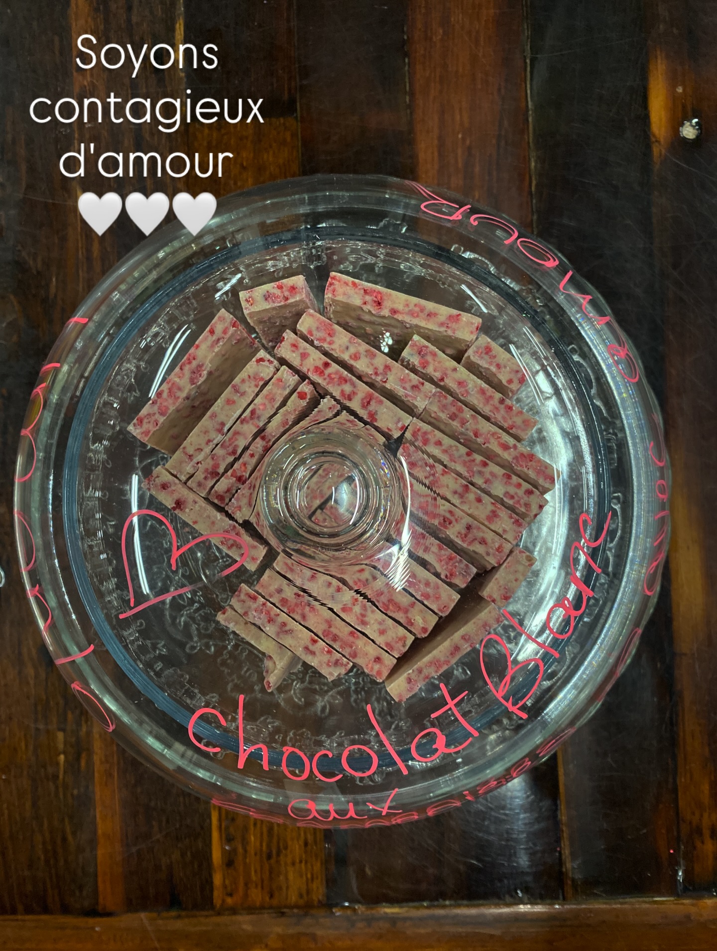 Belle journée de St-Valentin à vous !
***Amour et gratitude***
Pour le gourmands curieux: chocolat aux framboises d'Umano .
Savoureux en bouche avec une belle présence de la framboise combiné au chocolat blanc c'est DÉLICIEUX !