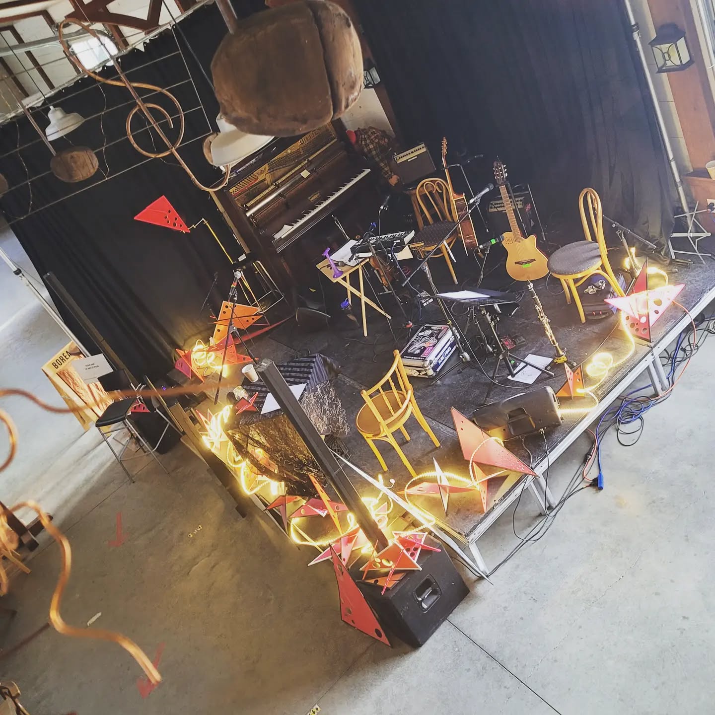 Beau set up doux pour le show Restons groupé.e.s de ma fabuleuse @marjobeauchamp
Honorée de partager cette composition musicale avec l'incroyable @gbutchbouchard
Merci la vie !
#marjobeauchamp #intime #poésie #restonsgroupées #composition #musiquecontemporaine #ripon #outaouais #fishmanamps