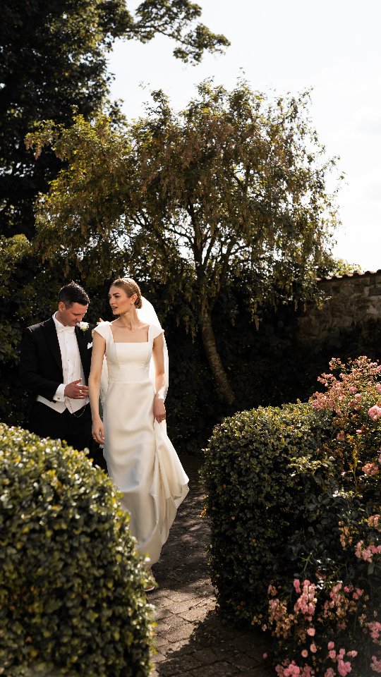 Om jag hade varit er bröllopsfotograf... hade jag inte bara tagit bilder. ✨️
Jag hade sett till att ni fick 20 minuter ensamma mitt i kaoset. Hjälpt er finna mindfullness och njuta av dagen på riktigt.
Jag hade märkt när din mamma försöker att inte gråta. 🥲
Jag hade vetat exakt när solen faller bakom träden för perfekt golden hour och hjälpt er planera det i god tid. ♡
Och jag hade skyddat den där stunden när ni tittar på varandra och tänker ‘vi gjorde det’.
Jag tar bara 10 bröllop per år från 2027 och framåt. 2026 är fullbokat så gifter ni er 27/28? Hör av er för ett första möte! 😍😍
#LuxuryWeddingPhotographer
#DestinationWeddingEurope
#EditorialWeddingPhotography
#ScandinavianWeddingPhotographer
#weddinginitaly