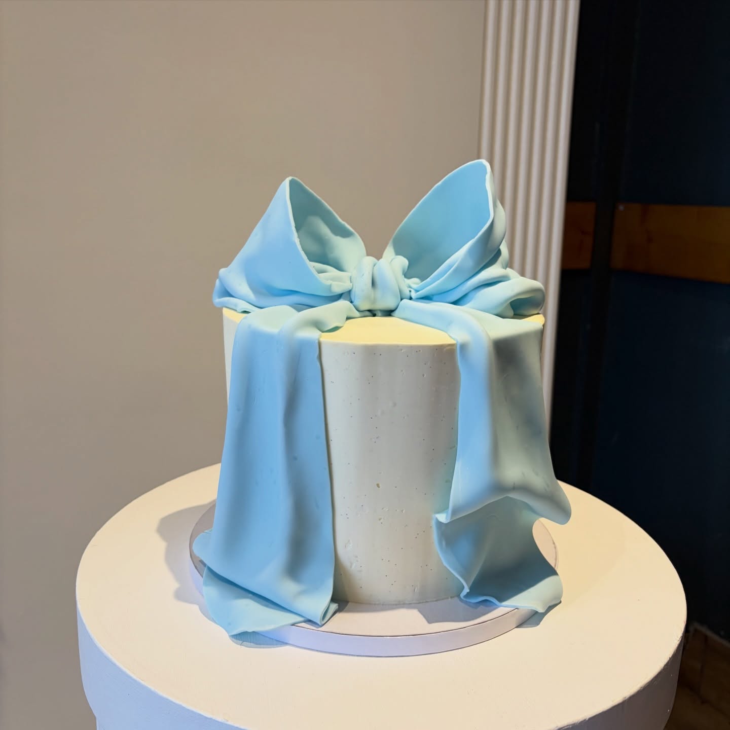 Baby blue for an incoming baby boy this afternoon! Can’t wait to be an Auntie again @emsbbii @jossmooney 🩵 So much love!
#babyshowercakes #dealkent #bespokecake #kentcakes #bespokecakes