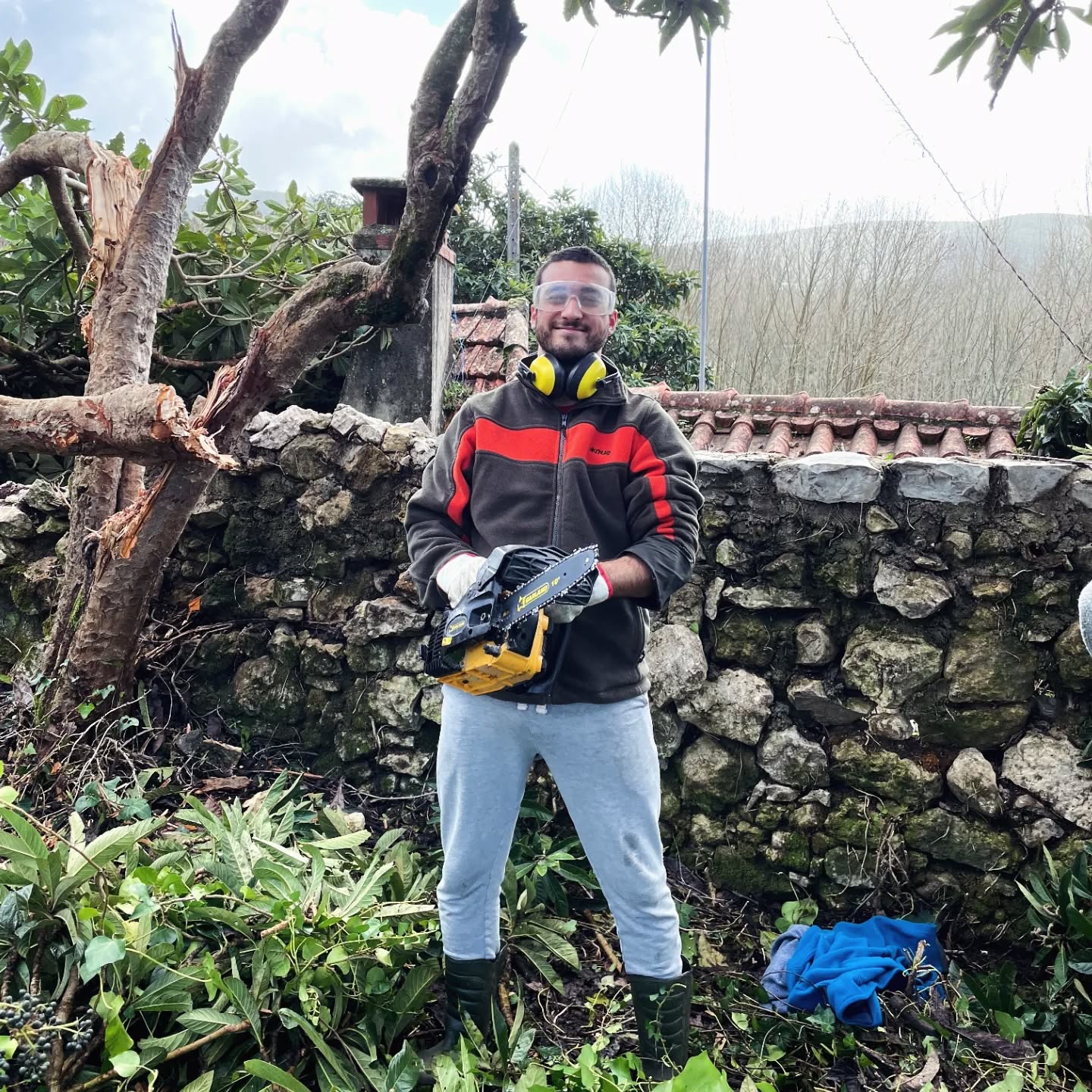 🇮🇹 Benvenuto, Luigi! 🌿🪓
Temos um novo reforço na equipa!
O Luigi veio de Itália com uma energia contagiante e já deitou mãos à obra!
Entre o corte de madeira e o cuidado com a nossa horta, ele vai também dedicar parte do seu tempo a apoiar os nossos vizinhos no que precisarem. Estamos muito felizes por podermos contar com ele!
Bem-vindo à família, Luigi!
Que esta experiência seja incrível. 🧡
#workaway #volunteer #colivingportugal
#ruralcoliving