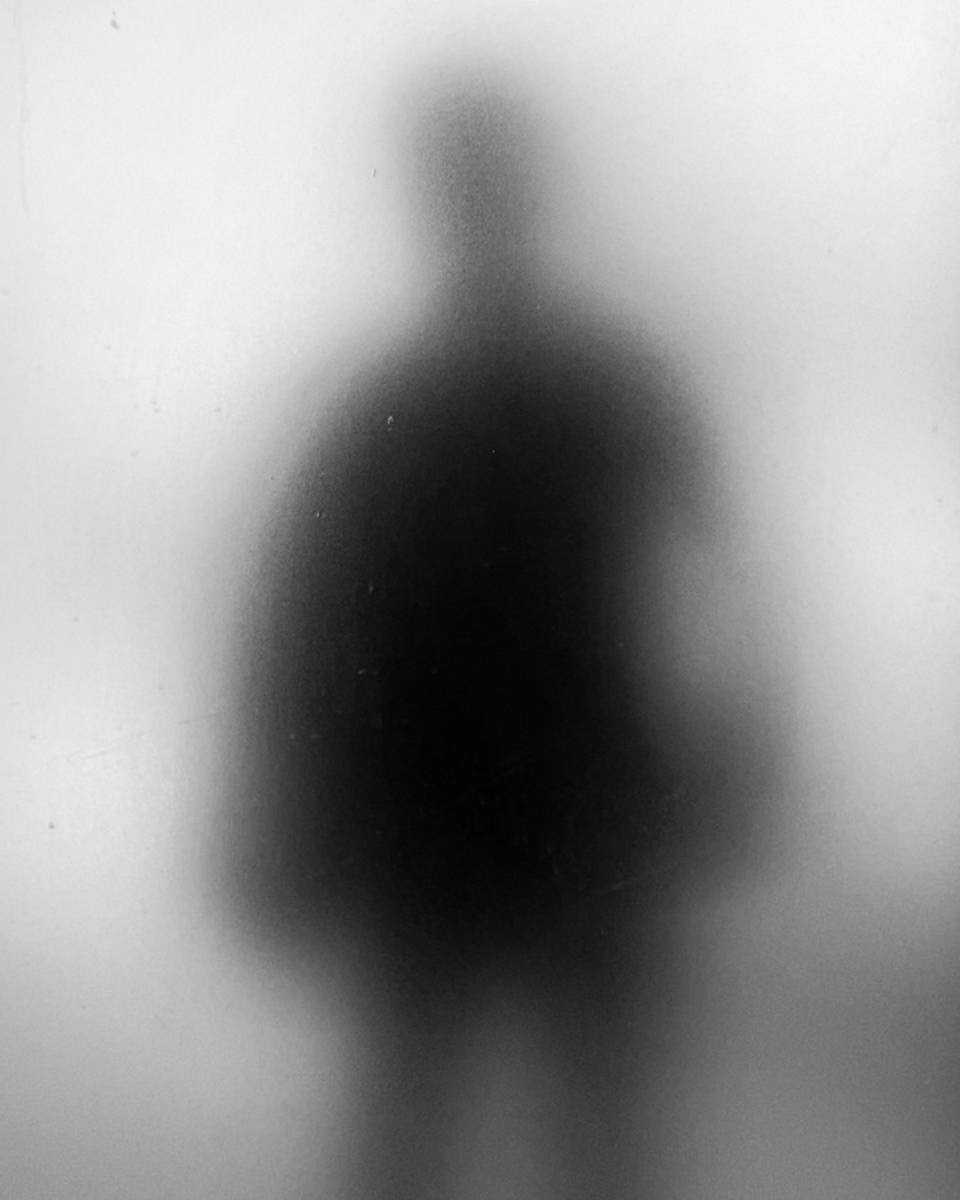 presents 4320 MINUTES WITHOUT COLOR
•
Photography and story by Mohammed Nahi
@mohamed_nahi1
•
4320 Minutes Without Color is a photographic and written work by Algerian photographer Mohammed Nahi, shaped by a period when vision could no longer be trusted. Structured around a defined duration, the project does not describe loss or recovery but attends to an interval of uncertainty — where perception shifts and attention deepens. Developed after a temporary corneal injury, the work moves away from clarity and confirmation, embracing blur, tonal ambiguity, and hesitation. Black and white becomes a condition rather than a style, while time stretches and contracts. Mohammed’s own account is written from inside that suspended space, where seeing must be relearned moment by moment.
“I was no longer photographing what I saw. I was photographing what I could not fully trust.”
•
View Mohammed’s photographs and read the full Pictorial Story on the website.
LINK IN BIO >>>
—————————————————————
Do you have a story to share? SUBMIT your idea and photos to us on the website.
•
www.thepictorial-list.com
•
#pictorial_stories
—————————————————————
#mohammednahi #algeria #visualstoryteller #documentinglife