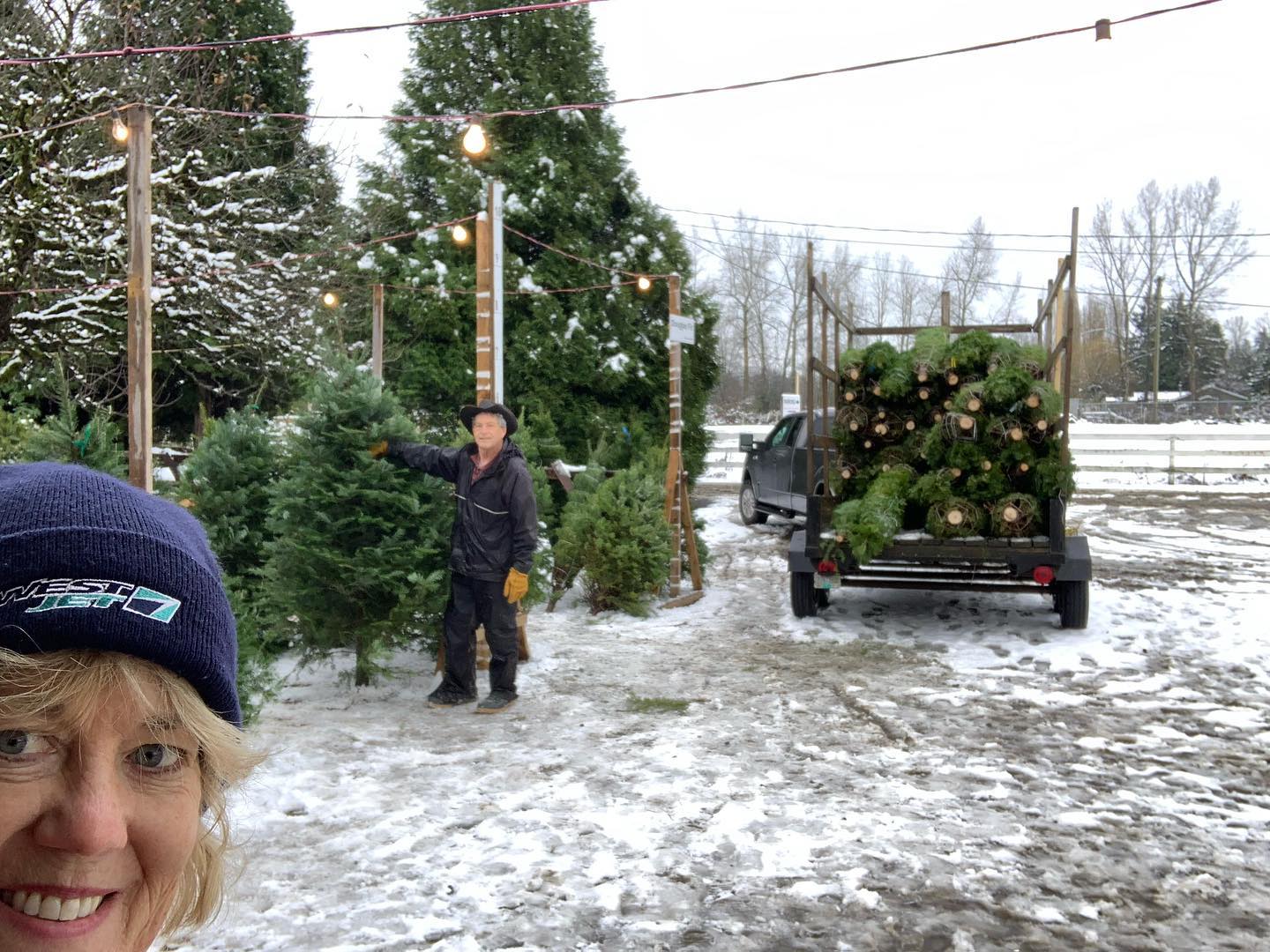 Our U-Cut field is now closed for the season and this is the very last load of fresh cut trees.
Douglas Fir & Grand Fir, and 10 trees were sold in the first 15 minutes 🌲
Open 9-6 every day until they sell out @
Fernridge Christmas Tree Forest