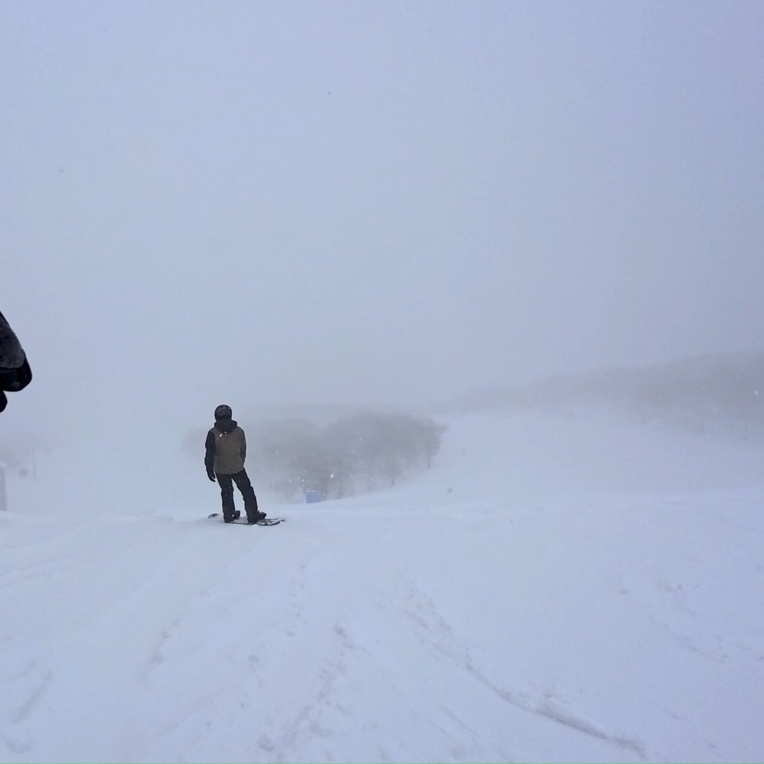 2026.02.09.夏油高原・・豪雪😱
猛吹雪の中、やっと到着🫡
平日にもかかわらず、パウダー求め
沢山のお客様とインバウンド⛷️
第一ゴンドラの待ちは折り返し😢
猛吹雪で視界不良・重い雪と
荒れたコースに苦戦😭
強風と雪でリセットに期待するも
大勢のお客様であっという間に
大荒れ😢
全くいいことなしでしたが
幸い、若者がゲレンデをガイドしてくれて、大変助かった🫡
ありがとうございました🙇♀️👍
#夏油高原スキー場
#