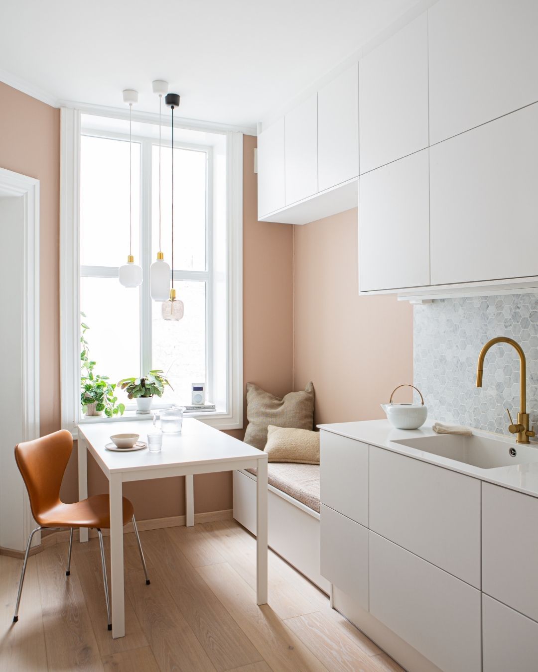 Dette er fra et prosjekt i Oslo hvor kjøkkenet er lite men veldig hyggelig 💗 . Her har vi fått plass til masse oppbevaring, et funksjonelt kjøkken og en hyggelig spiseplass med plass til 4 (6 hvis de er veldig gode venner 🤭 ).
Er det ikke et hyggelig rom?
Foto: Nadia Norskott
Prosjekt: Paradis Interiørarkitekter