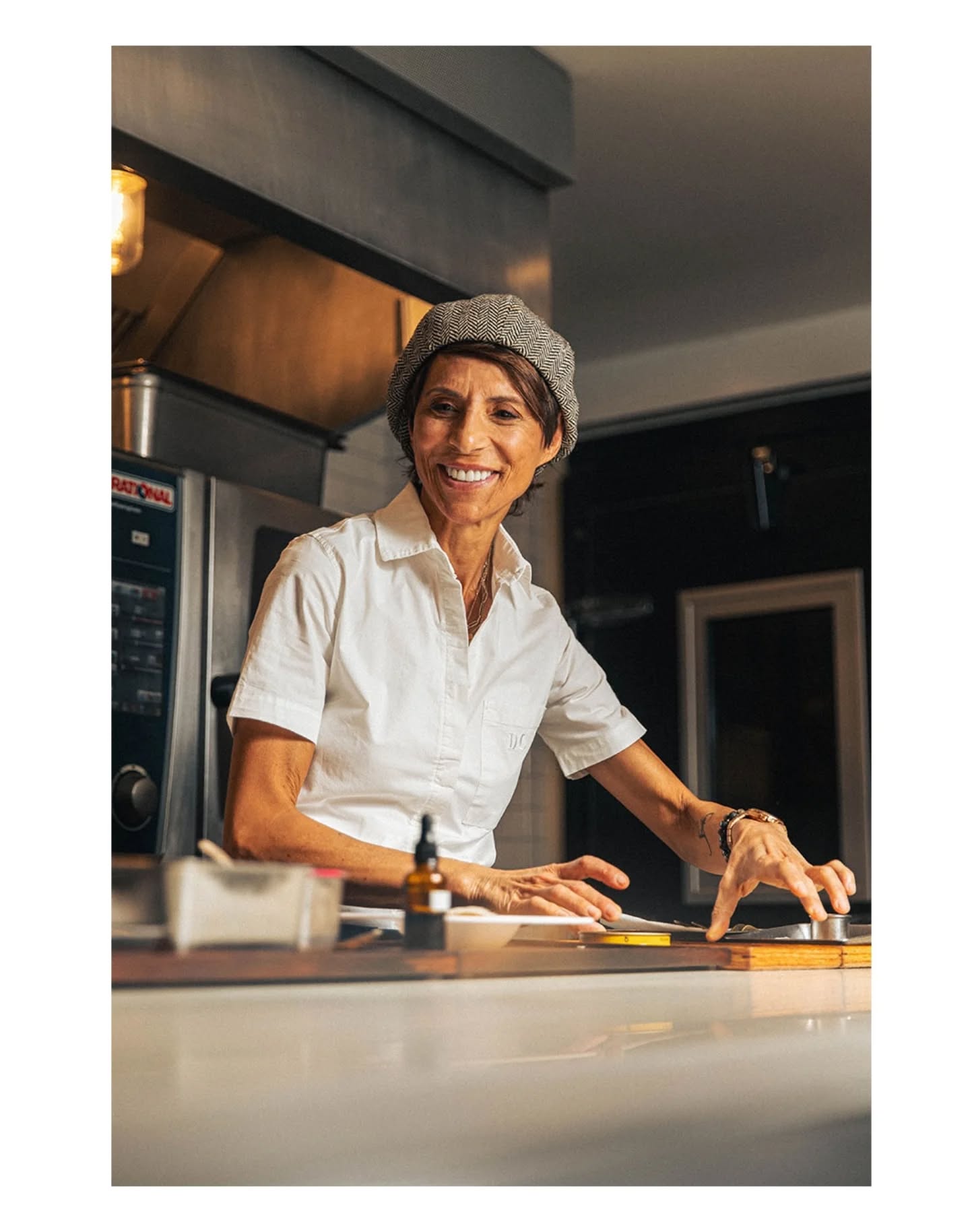 DOMINIQUE CRENN 👸
La plus Californienne des Bretonnes ou inversement !
Un shooting en partenariat avec @kaviari_paris dans son @atelier.crenn à San Francisco, au cours duquel la cheffe a fait parler son sourire et sa bonne humeur communicative autant que son talent la casserole en main. Mémorable !
@dominiquecrenn
@plantinkaviari_us