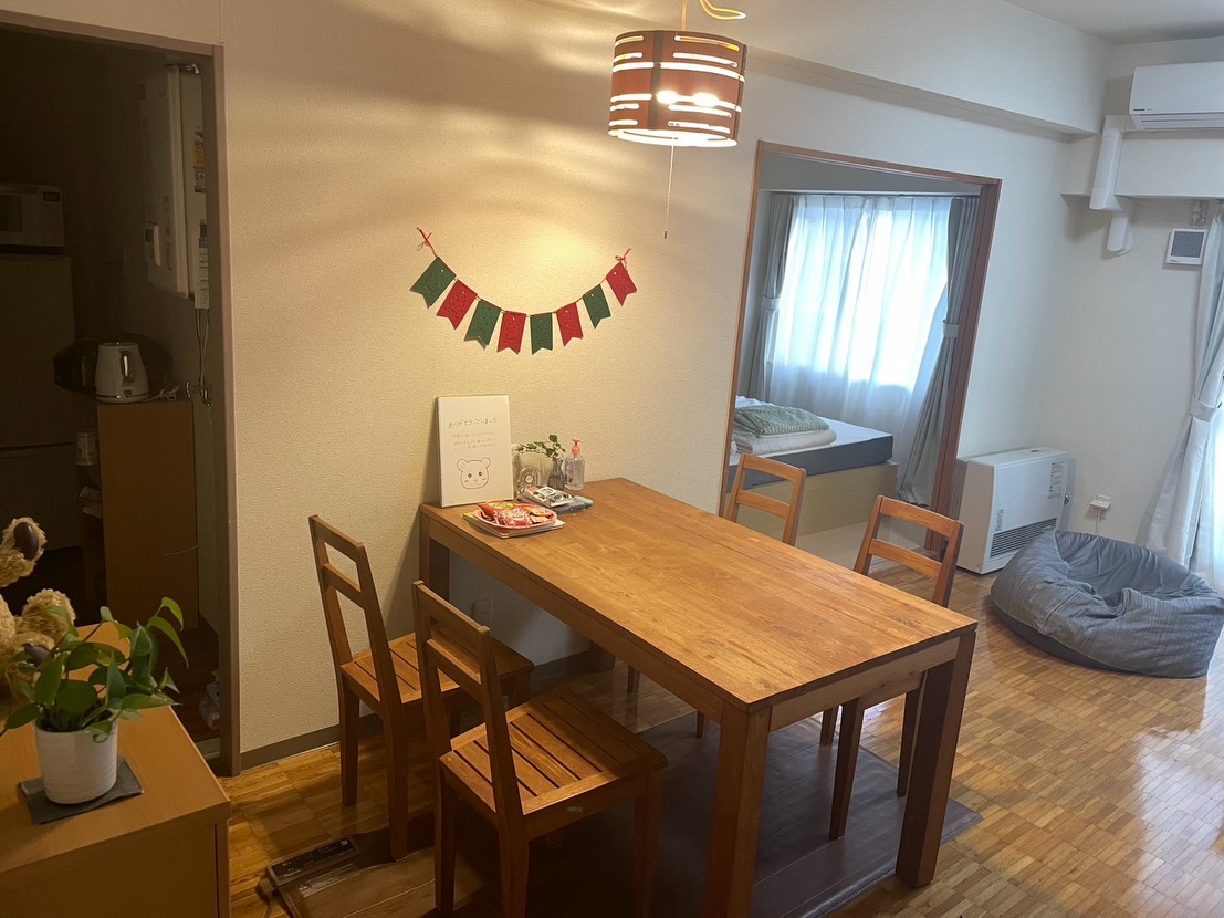 今日は、私たちの活動
「くまさんち。」について。🧸🏠
家族みんなで、
同じ布団に入って眠ること。
きょうだいで、取り合いをしながら遊ぶこと。
「今日なに食べたい?」と、台所で話すこと。
どれも、どこにでもある日常のはずなのに…
治療が始まると、
その“普通”は、急に遠くなります。
くまさんちは、
治療中のこどもと家族が、
お家のように過ごせる滞在場所です。
特別なことは、何もありません。
ただ、家族全員が一緒にいられる
時間があります。🧸🏠
家族として、当たり前のことが、
もう一度、普通にできる場所。
「ただいま」と言いたくなる、
第2のわが家。
2025年12月末までに、
延べ52組のご家