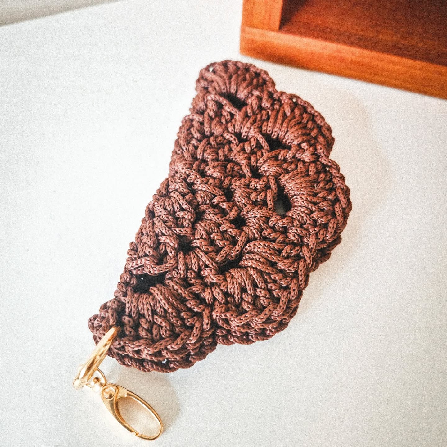 Aquele item útil, além de bonito e estiloso para levar dentro ou fora da bolsa. 😎🤓
Porta-óculos
#fionautico
#feitoamao
#portaoculos