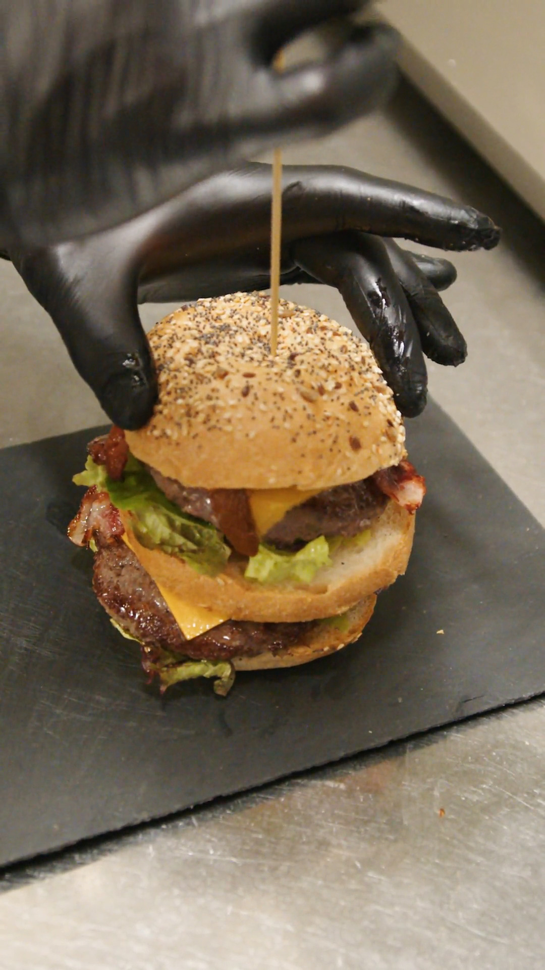 🍔🔥 Unser neuer Monatsburger ist nichts für halbe Sachen! 🍔🔥
Saftiges, doppeltes Angus-Rindfleisch, knuspriger Speck, geschmolzener Cheddar-Käse und unsere hausgemachte Zwiebelsauce – ehrlich, kräftig und richtig gut! 😍
Für alle, die es deftig lieben. Jetzt probieren – nur für kurze Zeit!
#baselland #DoubleAngus #BaconCheddar #NewYorkCafe #Burgerliebe #reinach