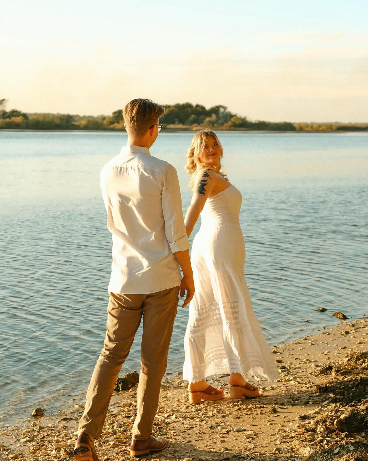 Love a golden hour sesh!! 🌞 it’s always my favorite way to capture people when everything feels relaxed and real. Gabrielle & Jacob 🤍 #engagementphotos #shesaidyes #engagementphotographer #engagementshoot #centralfloridaphotography