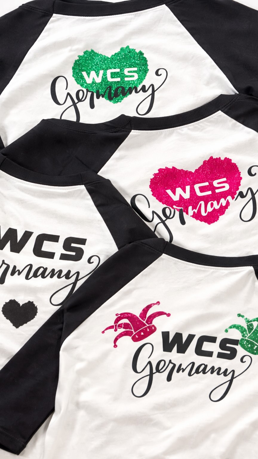 Die ersten WCS Germany Shirts haben bei @carnival.swing ihre Premiere gefeiert 🎉
In Zusammenarbeit mit dem Event gab es exklusive Einzelstücke, vorgeführt von unseren Communtiy Models :
💃 @hanna.tanzt
🕺 @joscha_brick
🕺 @flo_wcs
📍 @tanzraum_koeln
Die ersten Baseball Shirts kommen bald 👀
👉 Auf der Website kannst du dich jetzt schon auf die Warteliste setzen.
Link in Bio
#westcoastswing #wcsgermany #wcs #tanzen #wcscommunity #dancecommunity #wcstanzen #wcslernen #wcsshirts #merch