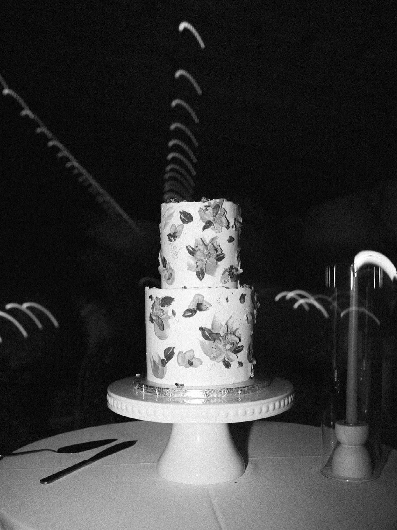 Florence + Frederic’s wedding cake 💫🌸
Organisation et design : @erikaco.events
Lieu : @vitalite_sureau_elderberry
Photographe : @naomiegagnonphotographe
Traiteur : @archipeltraiteur
Fleurs : @enfants_sauvages_fleurs
DJ : @charlesgodd
Location : @levaisselierbromont @lanouvelletablee
Gâteau : @lafleur_sucree