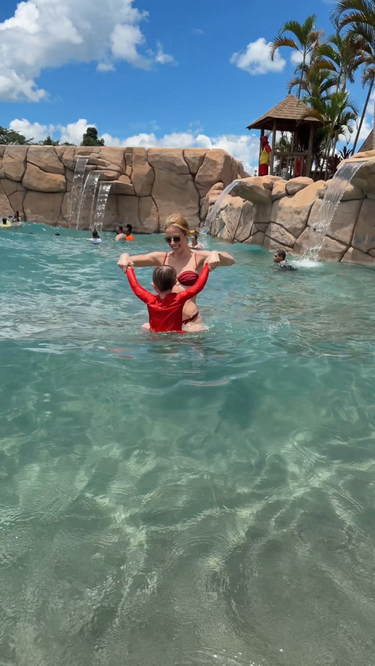 Da série: escapadinhas em família
Episódio de hoje: @balipark
Já é a nossa terceira vez lá e cada vez eu volto mais encantada.
É o tipo de lugar que te tira da rotina sem precisar ir longe.
As crianças amam a piscina de ondas, e eu fico encantada com a estrutura super bem pensada (olhar de arquiteta, né?).
Tem atividade pra todos os gostos, com ou sem adrenalina, e aquele climinha de praia no meio do cerrado.
E o melhor: vi a maquete do que ainda vem aí… o complexo vai crescer muito! Imagina tudo isso aqui, tão pertinho?
No Carnaval vai ter programação especial
🏷️ Tenho cupom exclusivo, comenta “Bali” que eu te mando!