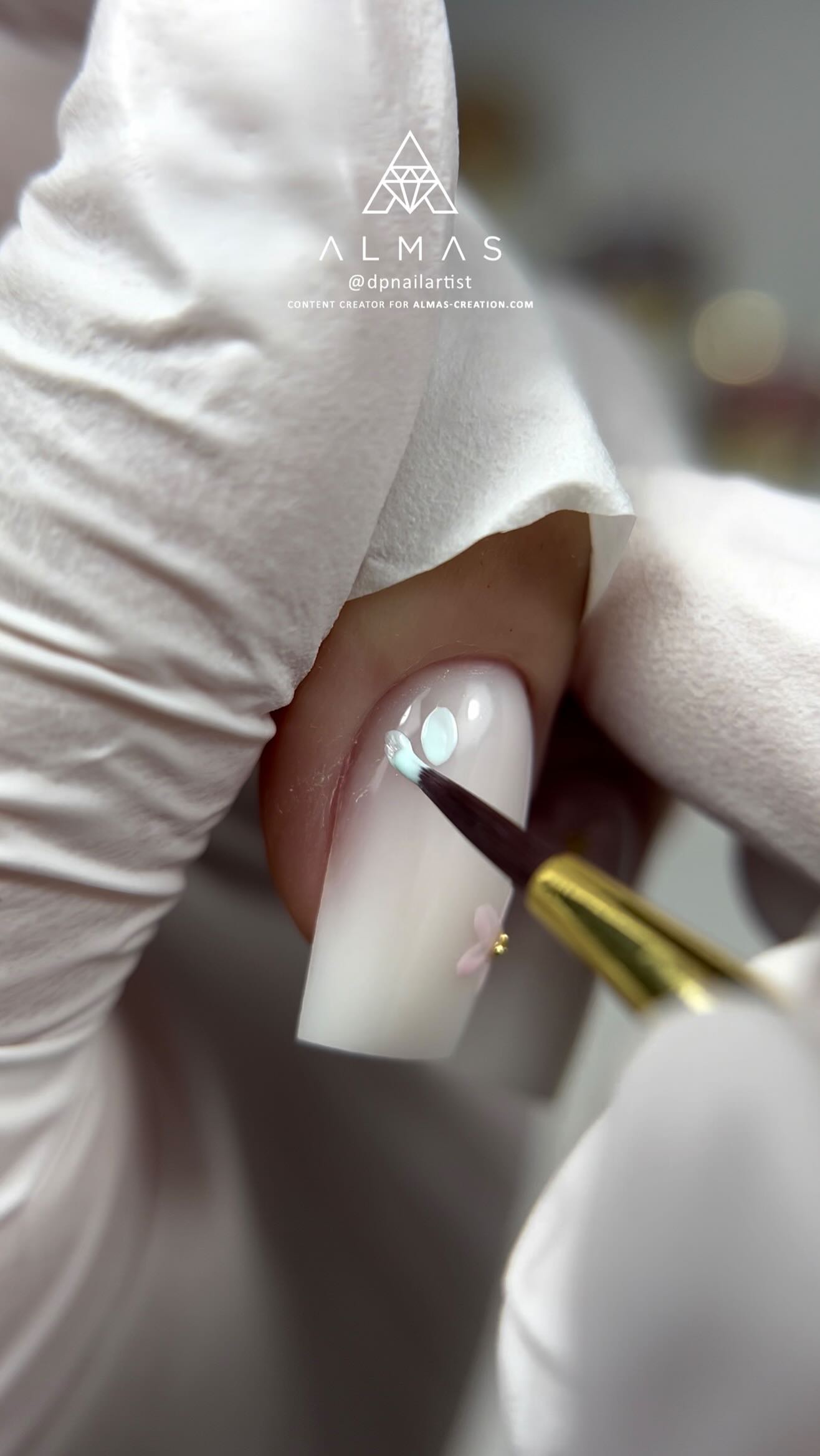 Nos paints pastel de la collection Donuts sont idéaux pour réaliser de délicats nail arts, à l’image de cette nouvelle réalisation signée par Daphné! 🌸
Envie de reproduire son travail? Munissez-vous du polygel liquide Meringue, de la box Donuts, de nos pinceaux extraits de la collection Nail Art Brush, des micro-billes Caviar Gold (S) et de la finition brillante Diamond Top Coat!
#flowernails #nailsflowers #polygelnail #squarenails #onglerie