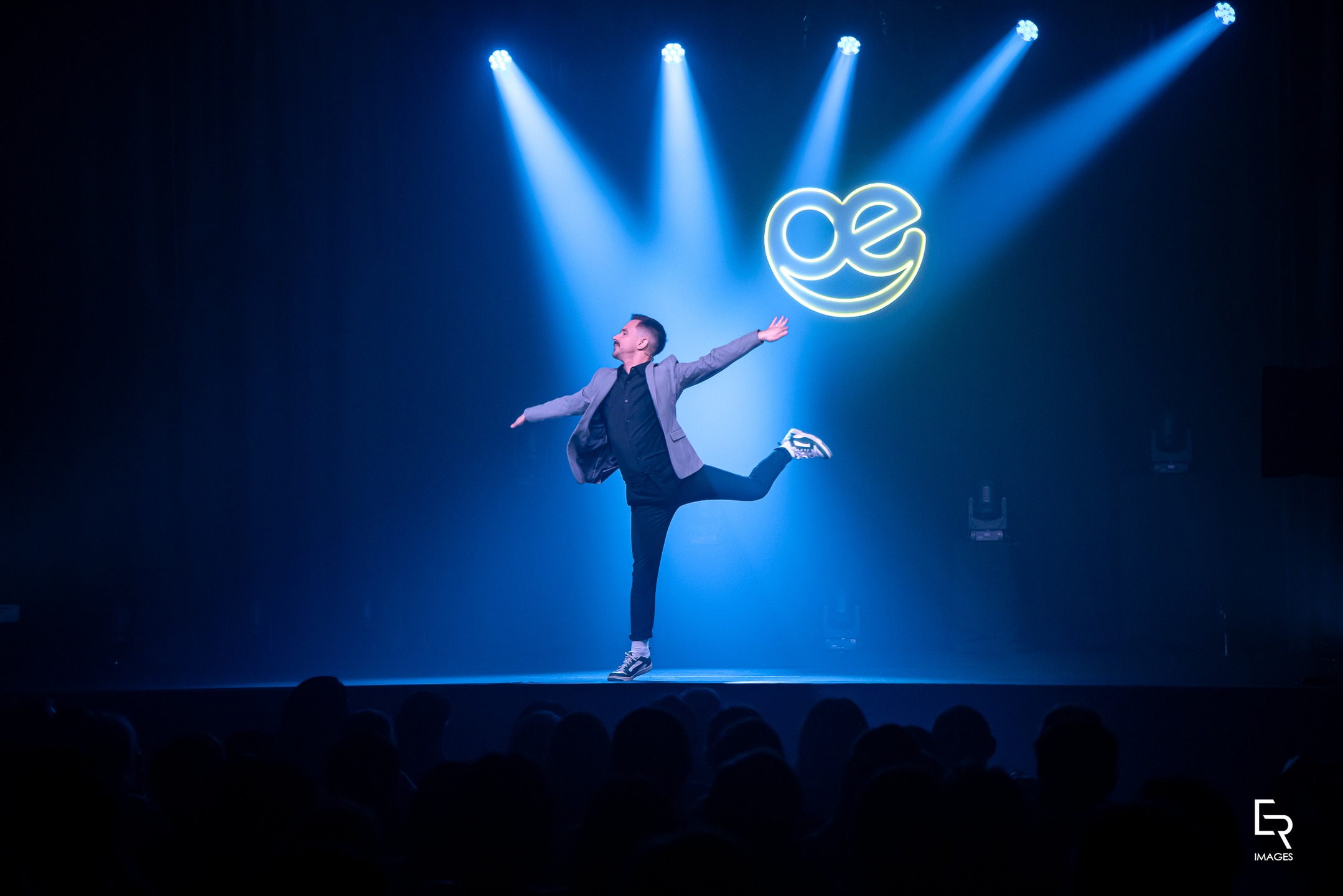 // APERITIVE 03 //
Cette édition s'est terminée avec un plateau de haute voltige avec @felixjunier , @stan_christophecarotenuto et @helene__sido , trois artistes en vue de la scène humoristique nationale. On ne pouvait rêver meilleur final, bien servis par notre présentateur @jeffereyjordan .
.
. Superbes photos par @etienne_ramousse of course !
.
.
. #standup #ozoeno #festival