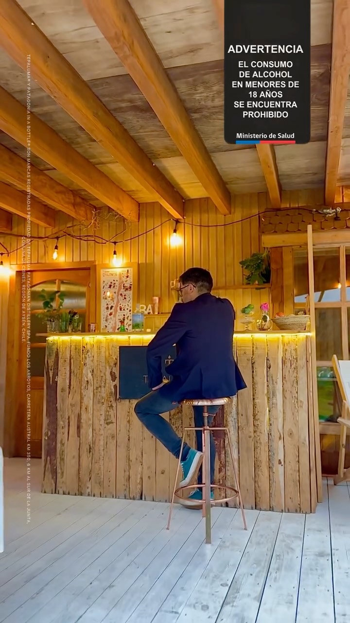 ❤️ Semana de San Valentín en Tepaluma ❤️ Del 7 al 14 de febrero.
🎶 Playlist especiales🍫 Bombones para acompañar🍸 Bar Tepaluma: 2 cócteles x $14.000 durante toda la semana.
El amor no es una sola historia, son momentos que se sienten, se brindan y se recuerdan.
7 momentos, 7 cocteles:
💐 Rosas y mariposas: Maqui Royale
🔥 La pasión del primer encuentro: Chilco Sexy Sour
🥂 La celebración de la amistad: Maqui Spritz
🤍 La consolidación: Maqui Sour
💔 El despecho femenino: Maquitini
🥃 Brillo en la oscuridad: Negroni
✨ Los años dorados de quienes persisten: Añejado en las rocas
Te invitamos a elegir tu momento en el amor y vivirlo con nosotros, copa en mano ❤️🔥
Receta N° 5: Brillo en la oscuridad: Negroni
- 45 ml de Tepaluma® Maqui Gin
- 45 ml de Campari
- 45 ml de Dolin Rouge o el vermú rosso de tu preferencia
- Perfumar con piel de naranja
Canción: El Rey, Vicente Fernandez, 1974.
………………
⚠️ ᴀᴅᴠᴇʀᴛᴇɴᴄɪᴀ: ᴇʟ ᴄᴏɴsᴜᴍᴏ ɴᴏᴄɪᴠᴏ ᴅᴇ ᴀʟᴄᴏʜᴏʟ ᴅᴀñᴀ ᴛᴜ sᴀʟᴜᴅ I ɴᴏ ʙᴇʙᴇʀ ᴀʟ ᴄᴏɴᴅᴜᴄɪʀ I ʀɪᴇsɢᴏ ᴘᴀʀᴀ ᴛᴜ ʙᴇʙé I ɴᴏ ʙᴇʙᴇʀ ᴍᴇɴᴏʀᴇs ᴅᴇ 𝟷𝟾 ᴀñᴏs I ᴍɪɴɪsᴛᴇʀɪᴏ ᴅᴇ sᴀʟᴜᴅ
ℹ️ᴠᴀʟᴏʀ ᴇɴᴇʀɢéᴛɪᴄᴏ ᴅᴇ ᴛᴇᴘᴀʟᴜᴍᴀ ɢɪɴ: 𝟸𝟺𝟶 ᴋᴄᴀʟ ᴘᴏʀ ᴄᴀᴅᴀ 𝟷𝟶𝟶 ᴍʟ I ᴛᴇᴘᴀʟᴜᴍᴀ ᴍᴀǫᴜɪ ɢɪɴ: 𝟸𝟷𝟽 ᴋᴄᴀʟ ᴘᴏʀ ᴄᴀᴅᴀ 𝟷𝟶𝟶 ᴍʟ I ᴛᴇᴘᴀʟᴜᴍᴀ ɢɪɴ ᴀñᴇᴊᴀᴅᴏ: 𝟸𝟺𝟻 ᴋᴄᴀʟ ᴘᴏʀ ᴄᴀᴅᴀ 𝟷𝟶𝟶 ᴍʟ
#Patagonia #sanvalentin #amor #love #negroni