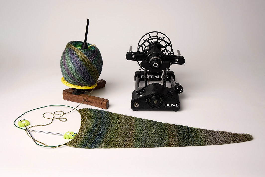 I’ve knitted through the first of 8 braids from the Avenue gradient set. So far, I’m very pleased with the subtle color changes. Now onto the next braid of the gradient!
Avenue on Merino/Mulberry Silk 60/40 by @inglenookfibers
Butterfly Kate and Yarn Caddy by @akerworks
Jaunty-Along hosted by @dreareneeknits and @daedalusspinningwheels
#daedalusspinningwheels #jauntysal #inglenookfibers #handspunhandknit #akerworks