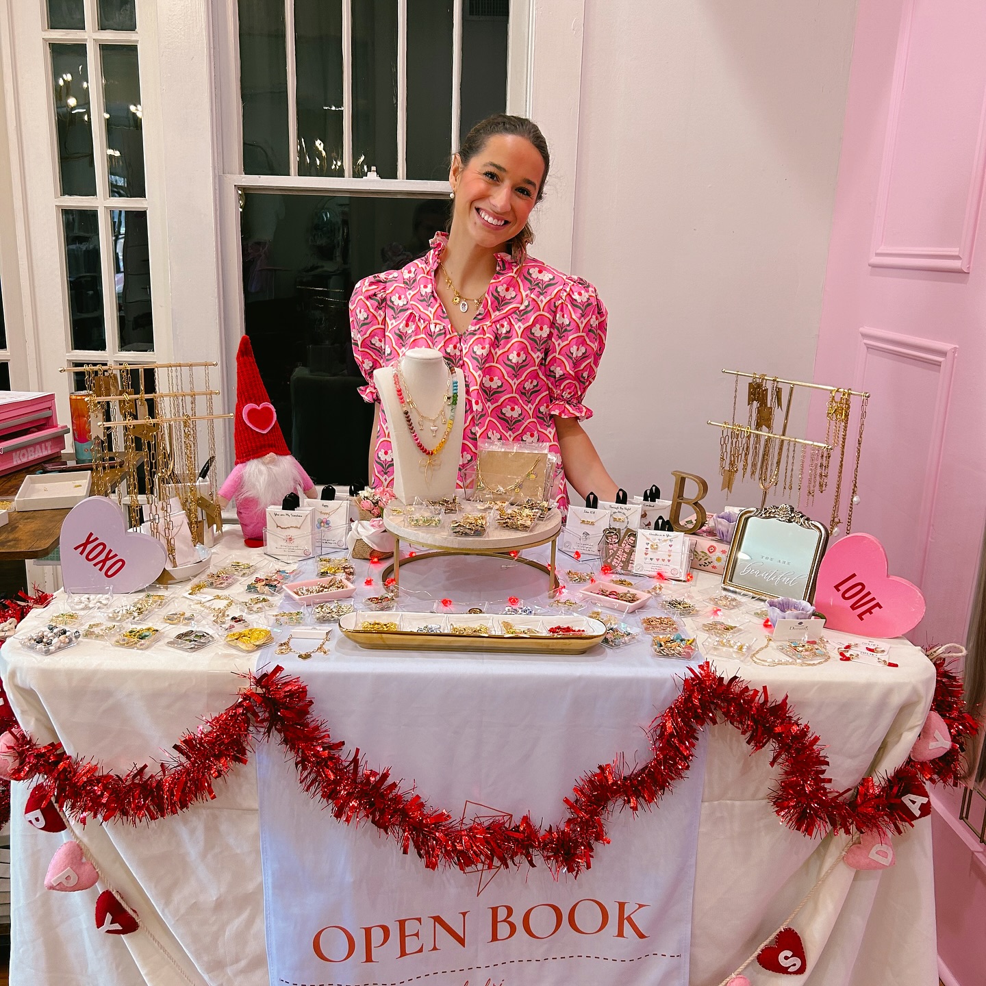 What’s better than Galentine's Day? Making charm jewelry with my girls while getting glammed up, duh! 💌🛍️🎀 We will be here 10-2 TODAY! 🫶 Come create your necklace and wear itt all spring/summer!!!
Shoutout to @_glamhairsalon for the awesome invite to do a pop-up for Valentine's Day— we love getting to visit! Let’s create your new fav accessory & spread a little love!