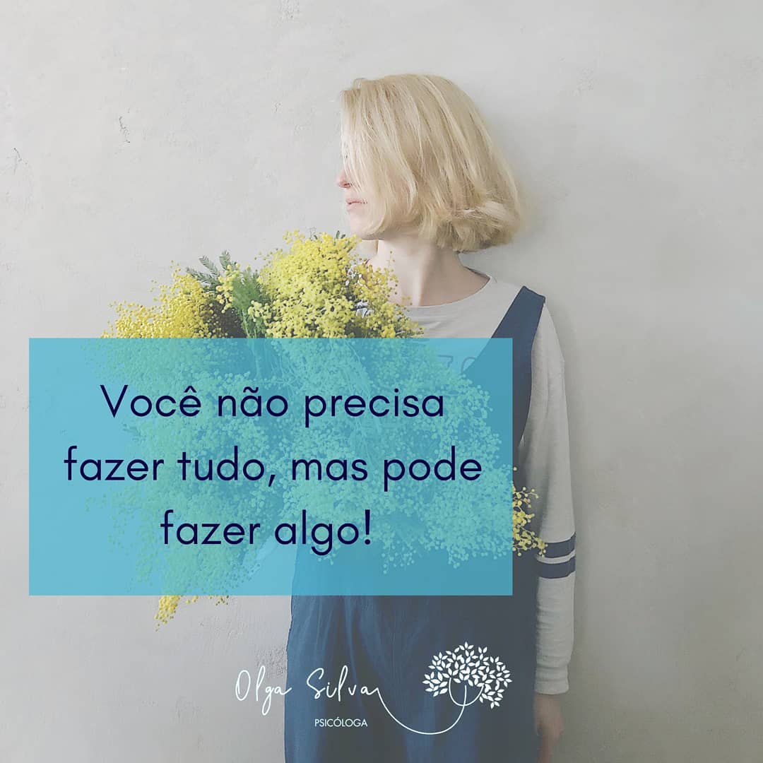 Não se cobre por não estar sendo tão ativo ou tendo a mesma disposição que as outras pessoas vêm demonstrando. A cobrança para que você seja super-ativo e as comparações, só geram frustrações. Períodos difíceis são mais fáceis de se passar na zona de conforto e está tudo bem. Agora vamos lembrar que qualquer extremo não é saudável. Nos mantermos ativos, de alguma forma é importante e gera benefícios para nossa saúde mental.
Tão importante, quanto cuidar da sua saúde física é cuidar da sua saúde mental, pois períodos de isolamento podem gerar muitas angústias, ansiedades, medos e frustrações. Esses sentimentos são agentes que mexem com o seu humor e sua autoestima, dificultando a passagem por este período de forma tranquila.
Para se manter ativo, você pode tentar:
• Fazer uma rotina diária. Não precisa ser uma rotina rígida, mas é importante que você tente segui-la diariamente.
.
• Estabelecer metas e objetivos para o seu dia. Não precisam ser grandes metas, pense em coisas como: estender a cama, fazer o almoço, ler um capítulo de um livro, assistir uma vídeo-aula, aprender algo novo...
.
• Durma e se alimente bem. Corpo e mente estão interligados, se um sofre o outro sente.
.
• Evite passar o dia todo no celular. Assim como passar o dia todo vendo notícias sobre a pandemia pode te fazer mal, passar o dia vendo storie e comparando sua rotina, pode não ser o ideal.
.
• Lembre-se que o que faz sentido para você, não precisa fazer sentido para o outro. Escolha atividades que te deem prazer, não as que estão mais em alta na internet.
.
• Por fim, se você perceber que está tendo muita dificuldade de passar por este período de isolamento e que o que antes, com pequenos ajustes, era fácil de de fazer, hoje parece impossível, busque ajuda profissional!
.
Com pequenos passos vamos longe...
_____________________________________________
👉 Olga Silva Psicóloga (CRP: 07/29471)
🌱 Atendimento para Adolescentes e Adultos
📞(51)98317.4666
📧psico.olgasilva@gmail.com
🌍 www.olgasilva.com.br
__________________________________________________ #façaterapia #olgasilvapsicóloga #psicologia #psicoterapia #saúdemetal #autocuidado #autoconhecimento #atendimentoonline
