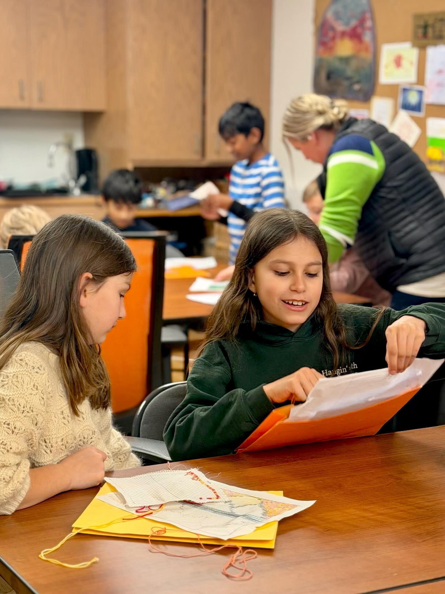 🪡Our 4th grade students are patiently bringing patterns to life in their new cross stitch project. Stay tuned to see what they’re creating! 🧵
Photo credit: Maria K.
#ECS #eastsidecommunityschool #waldorf #gradefour #crossstitch