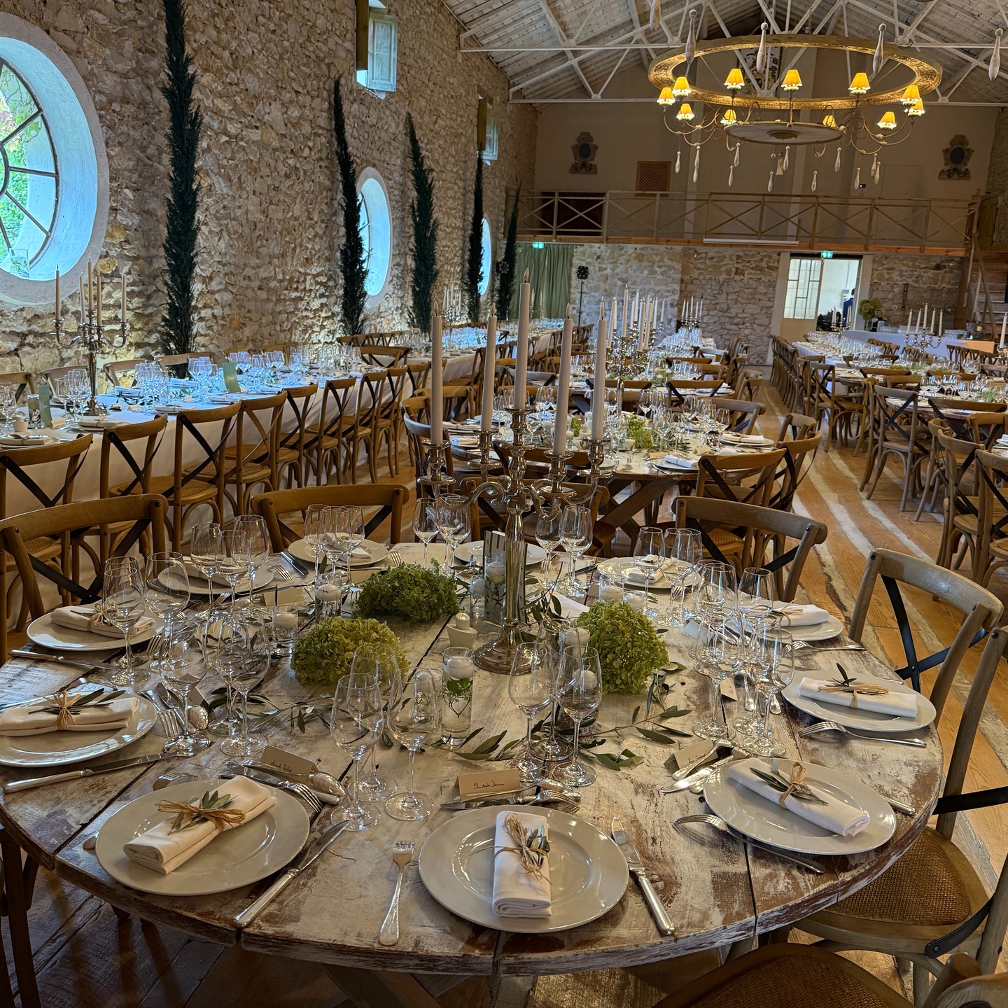 🌿 Quand l’authenticité provençale rencontre l’élégance d’un domaine d’exception.
#LieuDeMariage #MariageVaucluse #DomaineDeReception #WeddingVenueProvence #SouthOfFranceWedding