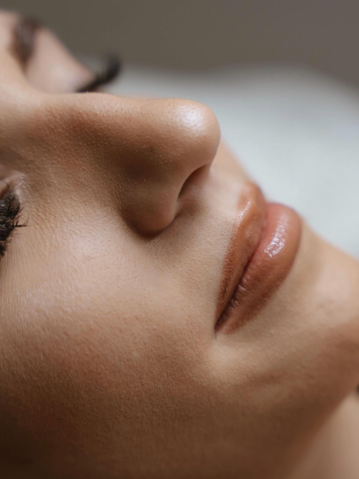 Bajusz gyantázás – kíméletesen, tudatos odafigyeléssel
A bajusz területe az arc egyik legérzékenyebb része, ezért a kezelés nálunk mindig körültekintően, precízen történik.
🔍 Mire figyelünk bajusz gyantázás előtt és közben?
▫️ Bőrállapot ellenőrzése:
Aktív herpesz, gyulladás, sebes vagy irritált bőrfelület esetén nem végzünk gyantázást, mert a kezelés ronthatja az állapotot és fertőzésveszélyt is jelenthet.
jelenthet.
▫️ Smink eltávolítása:
A kezelés előtt a bajusz területéről minden esetben eltávolítjuk a sminket, hogy a gyantázás biztonságos és hatékony legyen.
👉 Ha lehet, smink nélkül érkezzetek, így a bőr kevesebb terhelést kap.
▫️ Szőrnövekedés és piheszőrök:
A bajusz területén sok az apró, finom piheszőr, ezért a gyantázást kis részletekben végezzük, a szőrnövekedés irányát figyelembe véve.
Ez segít megelőzni az irritációt és a bőr felesleges terhelését.
▫️ Pigmentáció megelőzése, fényvédelem:
Gyantázás után a bőr érzékenyebb a napfényre, ezért nyáron különösen fontos a fényvédelem.
👉 SPF használata erősen ajánlott a pigmentfoltok kialakulásának megelőzése érdekében.
ℹ️ Mi az az SPF?
Az SPF (Sun Protection Factor) azt mutatja meg, hogy a fényvédő mennyire védi a bőrt az UV-sugaraktól. Pl: bajusznál nyáron minimum SPF 30, de ideálisan SPF 50 fényvédő használata javasolt a pigmentfoltok kialakulásának megelőzése érdekében.
🧴 Utóápolás otthon minden esetben javasolt.
Gyantázás után ajánljuk a Neogranormon vagy Bepanthen használatát.
Segítik a bőr regenerációját, nyugtatják az irritált bőrt és csökkentik a pirosságot.
💬 Vendégkommunikáció:
A kezelés előtt minden esetben egyeztetünk a vendéggel, felmérjük a bőr aktuális állapotát, megbeszéljük az érzékenységet és az esetleges ellenjavallatokat.
A kezelés után személyre szabott utóápolási tanácsot adunk, hogy a bőr gyorsan és szépen regenerálódjon.
✨ A bajusz gyantázás nálunk tudatos, felelősségteljes szakmai munka, ahol a bőr egészsége és a vendég komfortja az első.
#bajuszgyantázás
#arcgyantázás
#bőrkímélőgyantázás
#szakmaiodafigyelés
#kozmetika