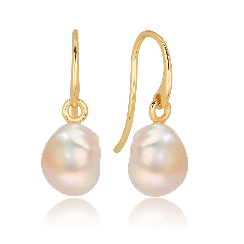 One of our best selling mother of pearl earrings! Sustainable crafted in 100% certified recycled silver with a generous amount of 18ct gold plating. Note, every pair is unique.