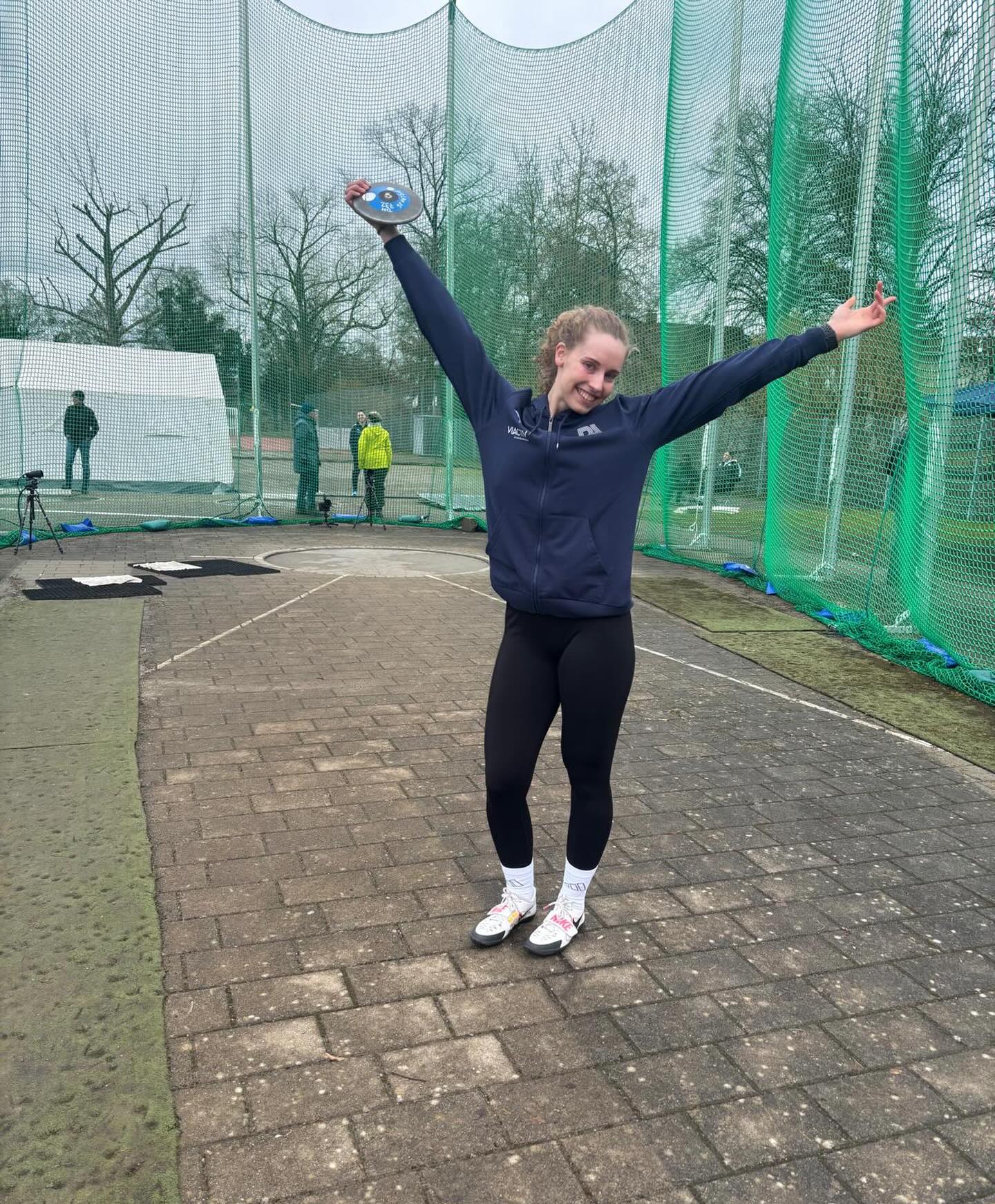 Was für eine unglaubliche Geschichte!
Gemeinsam mit ihrem Trainer Uwe Schmidt (@diskuswerfer_da ) hat sich Marie Sophie Macke nach ihrer Verletzung Stück für Stück zurückgekämpft – mit Geduld, harter Arbeit und echtem Kampfgeist. 💙
Und jetzt die verdiente Belohnung:
Mit einer guten Leistung sicherte sie sich einen starken 5. Platz in der Frauenkonkurrenz – und setzte damit ein echtes Ausrufezeichen! 🇩🇪
Doch das ist noch nicht alles: sie qualifiziert sich auch für die European Winterwurf Challenge in Zypern!
Dort wird sie im deutschen Nationaltrikot an den Start gehen und Deutschland auf internationaler Bühne vertreten! 🇩🇪
Ein riesiger Meilenstein, harte Arbeit, unermüdlicher Einsatz – und jetzt die verdiente Belohnung!
Auf geht’s @marie_1404x – zeig Europa, was in dir steckt! 💪
#fasterhigherfurthertogether #germanyathletics #lvn #deutschemeisterschaft #sportstadtdüsseldorf