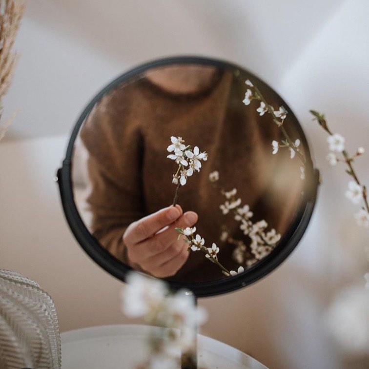 Imagine the woman you want to be.
What does her life look like?
Does she work for someone else?
Or does she run her own show?
What daily habits does she have?
Start showing up as her everyday.
You don’t become her like magic.
You build her. ✨
.
.
.
.
📸 @i.kropka_