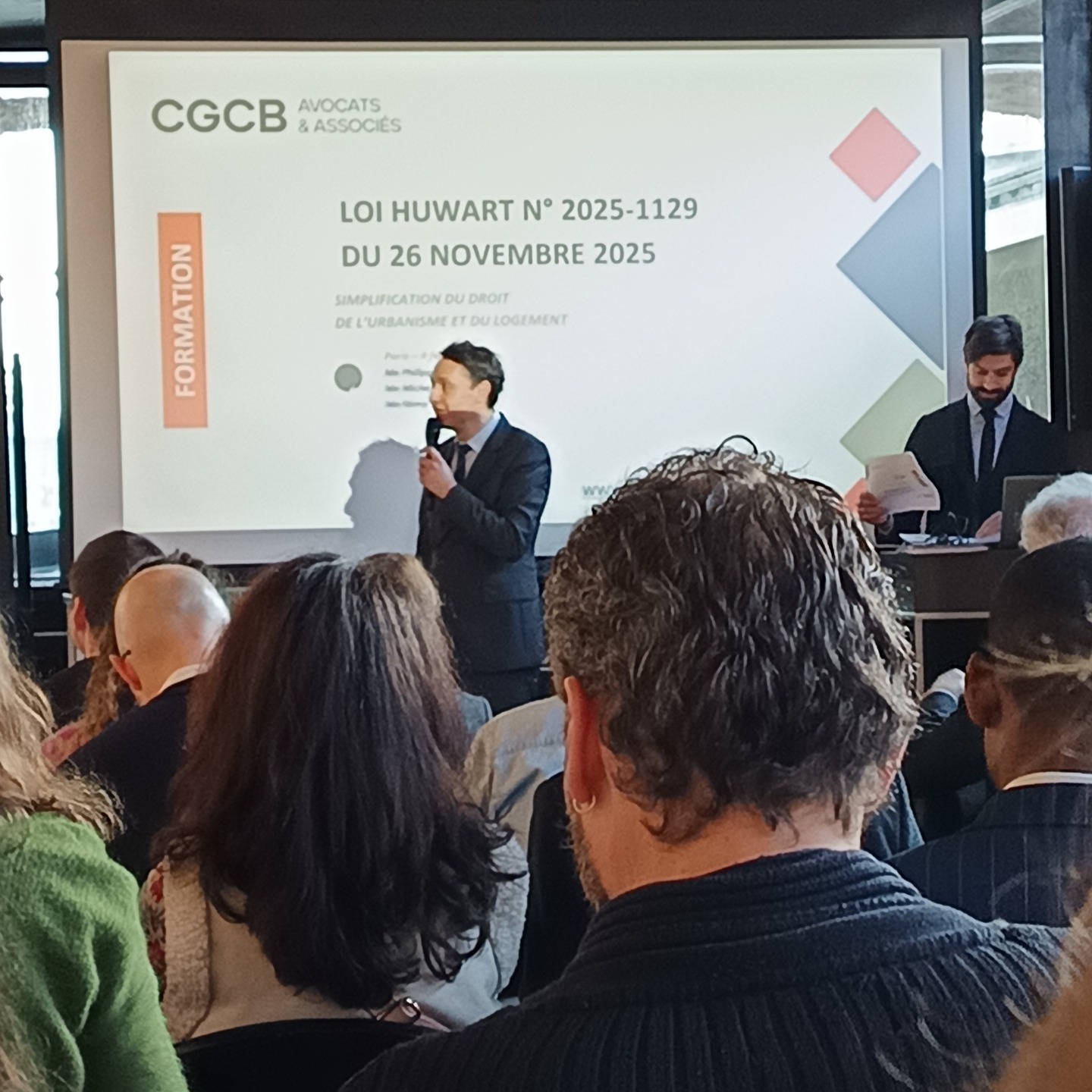 En bref, notre actualité du mois ! 🔥
Photo 1 - Quel que soit le nombre d’années d’expérience, en urbanisme tout évolue en permanence : les lois d’hier ne sont plus celles de demain. Merci à @cgcb_avocats , nos partenaires de longue date, pour cette formation dédiée à la nouvelle loi Huwart.
Photo 2 - Le PLU de Villenoy est officiellement approuvé ! 🎉
Un grand merci au service urbanisme, et tout particulièrement à Claire et Coralie, pour la qualité de nos échanges tout au long de la procédure.
Photo 3 - Le PLUi d’Est Ensemble, approuvé le 4 février 2020, fête déjà ses 6 ans ! Et ça ne nous rajeunit pas 😉
L’heure du bilan a sonné : conformément à l’article L.153-27 du Code de l’urbanisme, une analyse des résultats de son application doit être réalisée.
Nous sommes ravis d’accompagner l’EPT dans cette mission 😊😊
©️ image d'Est Ensemble