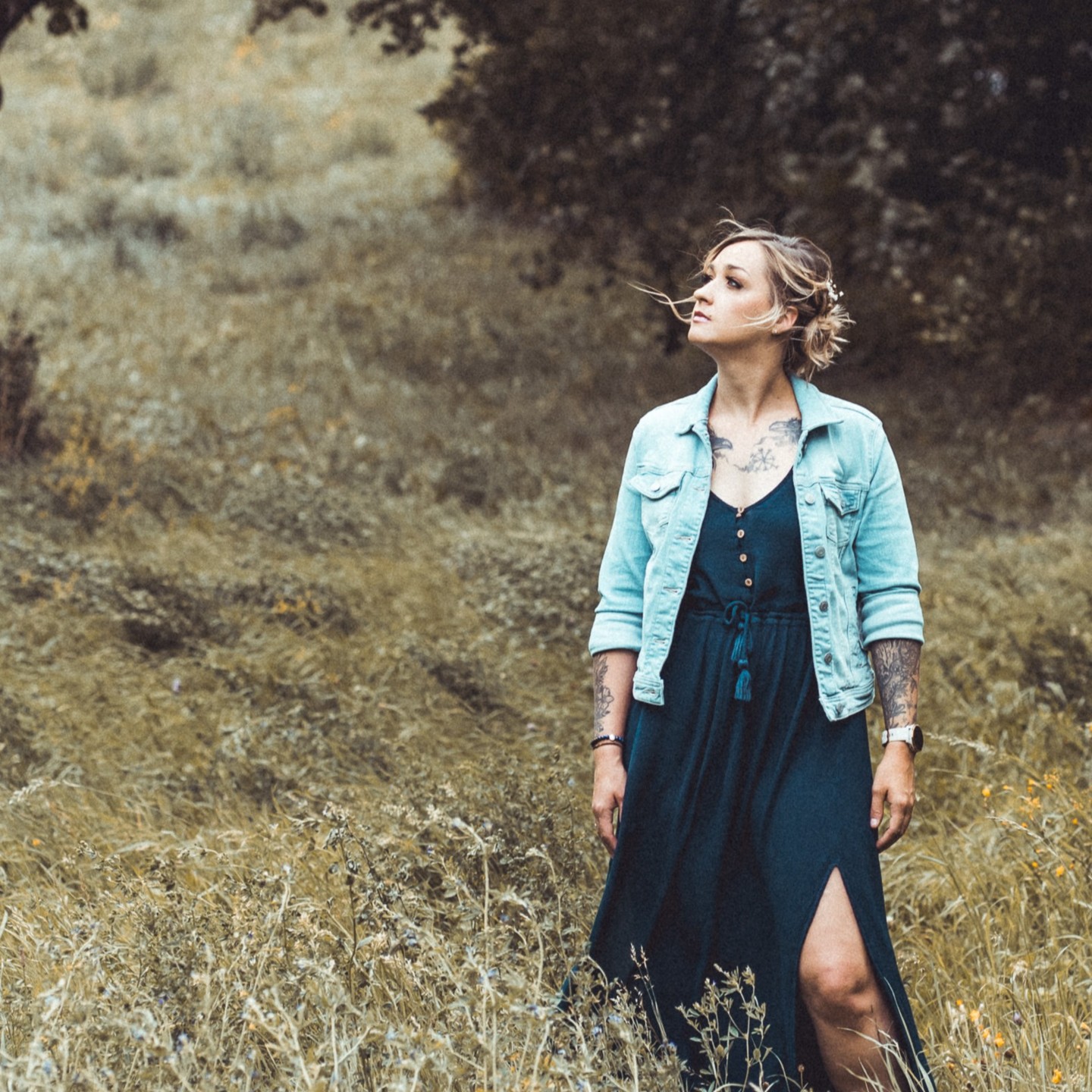 Shooting d'été à Sion.
Makeup : @lespacedelea
#moment #justgoshoot #portraiture #portraitoftheday #portraitphotography #instaportrait #discoverportrait #tangledinfilm #portraitsfromtheworld #sonya7iii #portraitmood @portraitmood #AGameofTones @agameoftones #artofvisuals #aov @artofvisuals @sionmaville